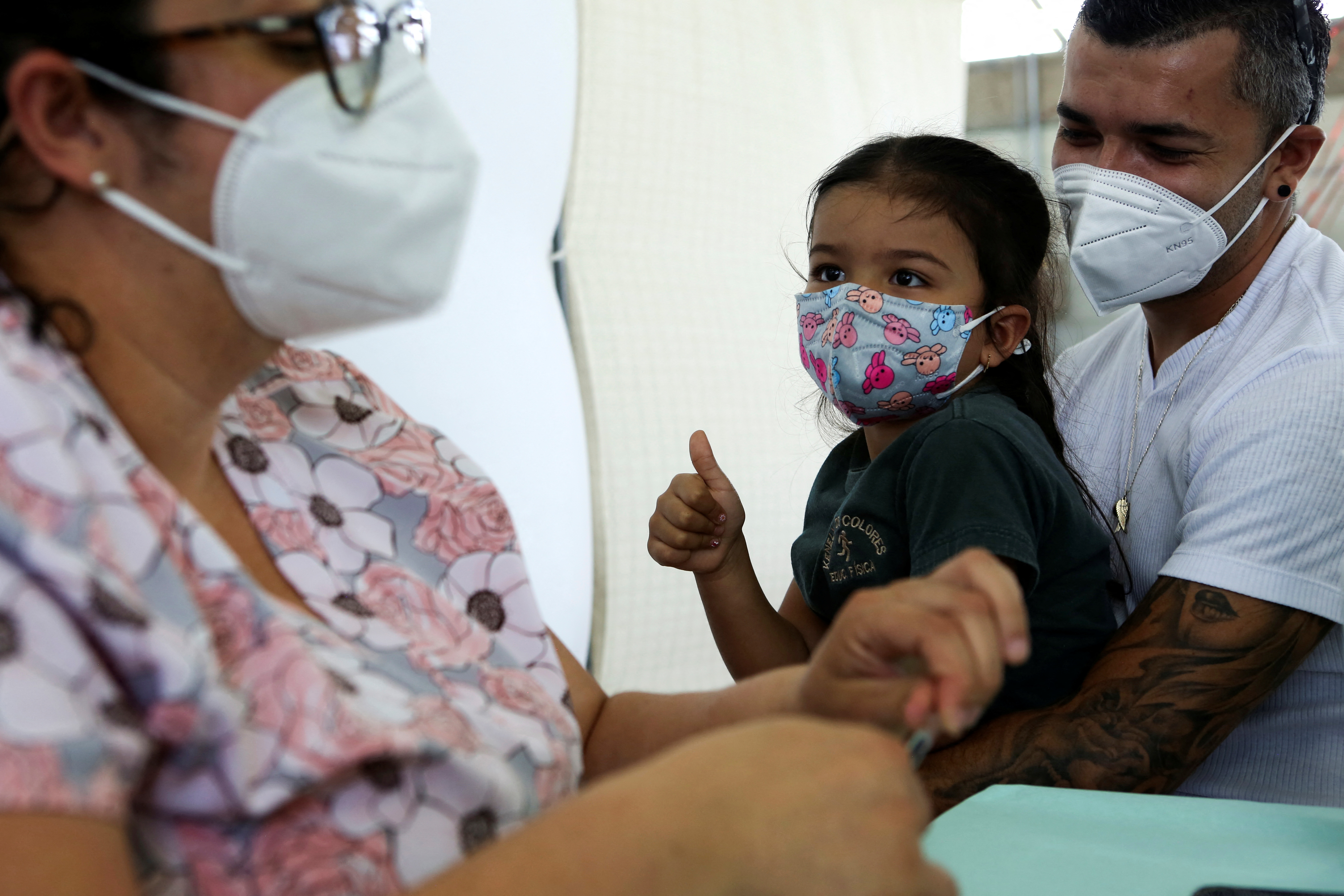 Una niña gesticula antes de que se le administre una dosis de la vacuna pediátrica en San José, Costa Rica (REUTERS/Mayela López)