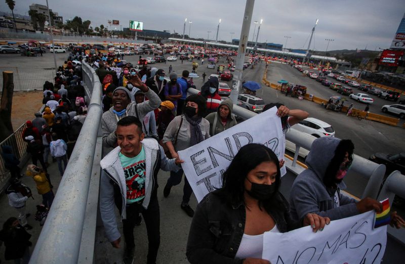Migrantes participaron en una protesta en Tijuana contra la decisión de un juez federal de Estados Unidos de continuar con las restricciones de COVID-19, conocidas como Título 42. (FOTO: REUTERS/Jorge Duenes)