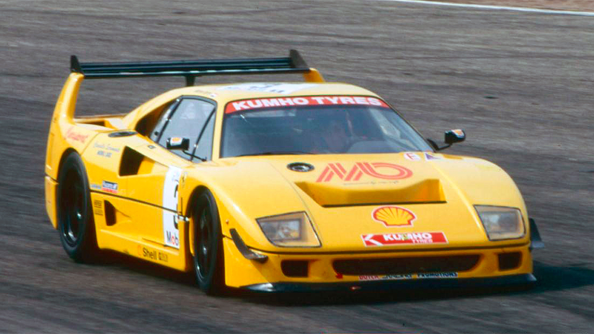 Durante 20 años, el auto compitió en muchos campeonatos de GT en varios países, siempre luciendo el color amarillo con el que se lo pintó cuando se decidió que iría a las pistas