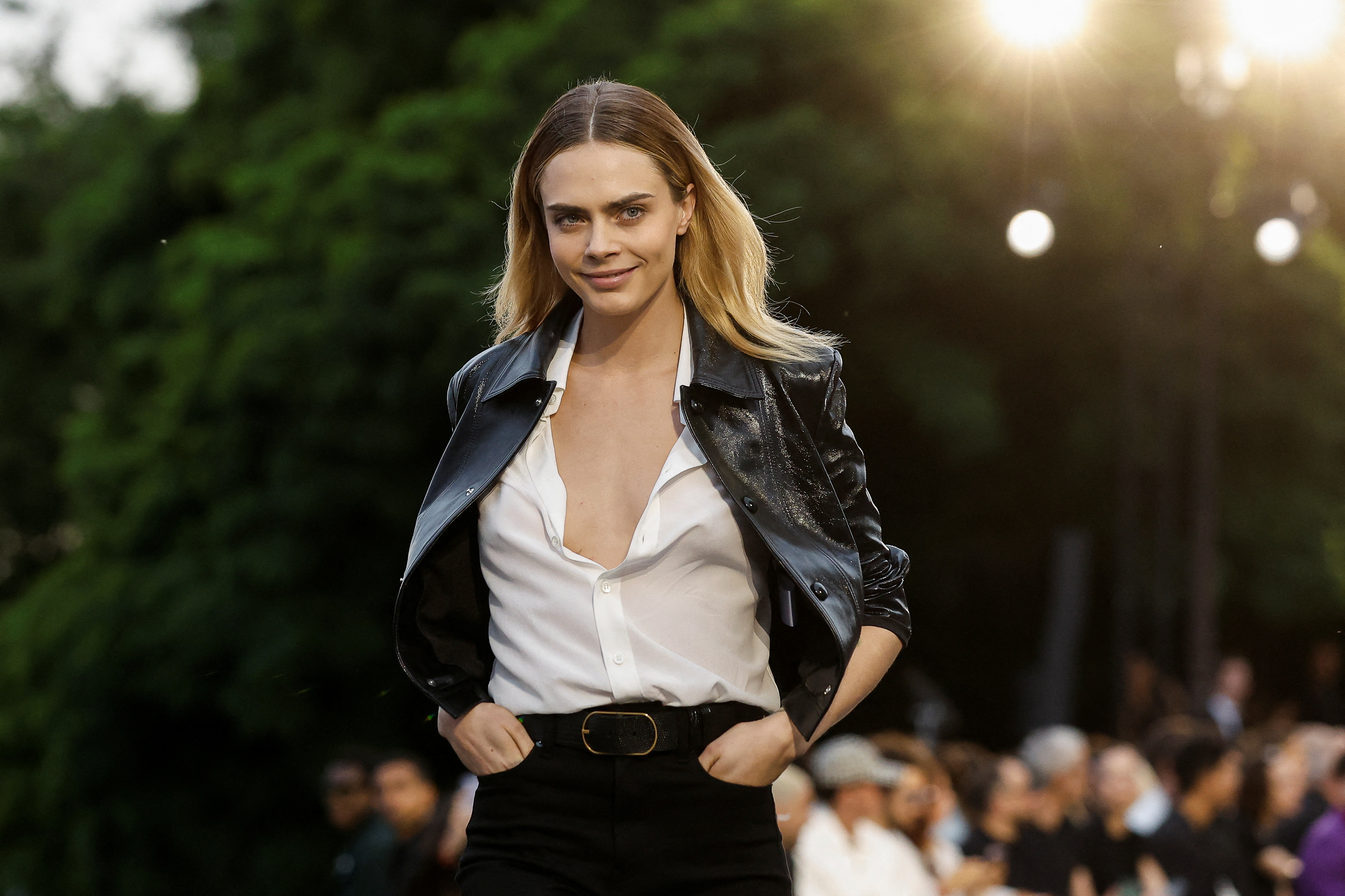 Cara Delevingne en el Men's Fashion Week de Paris en junio de 2022 (REUTERS/Benoit Tessier)