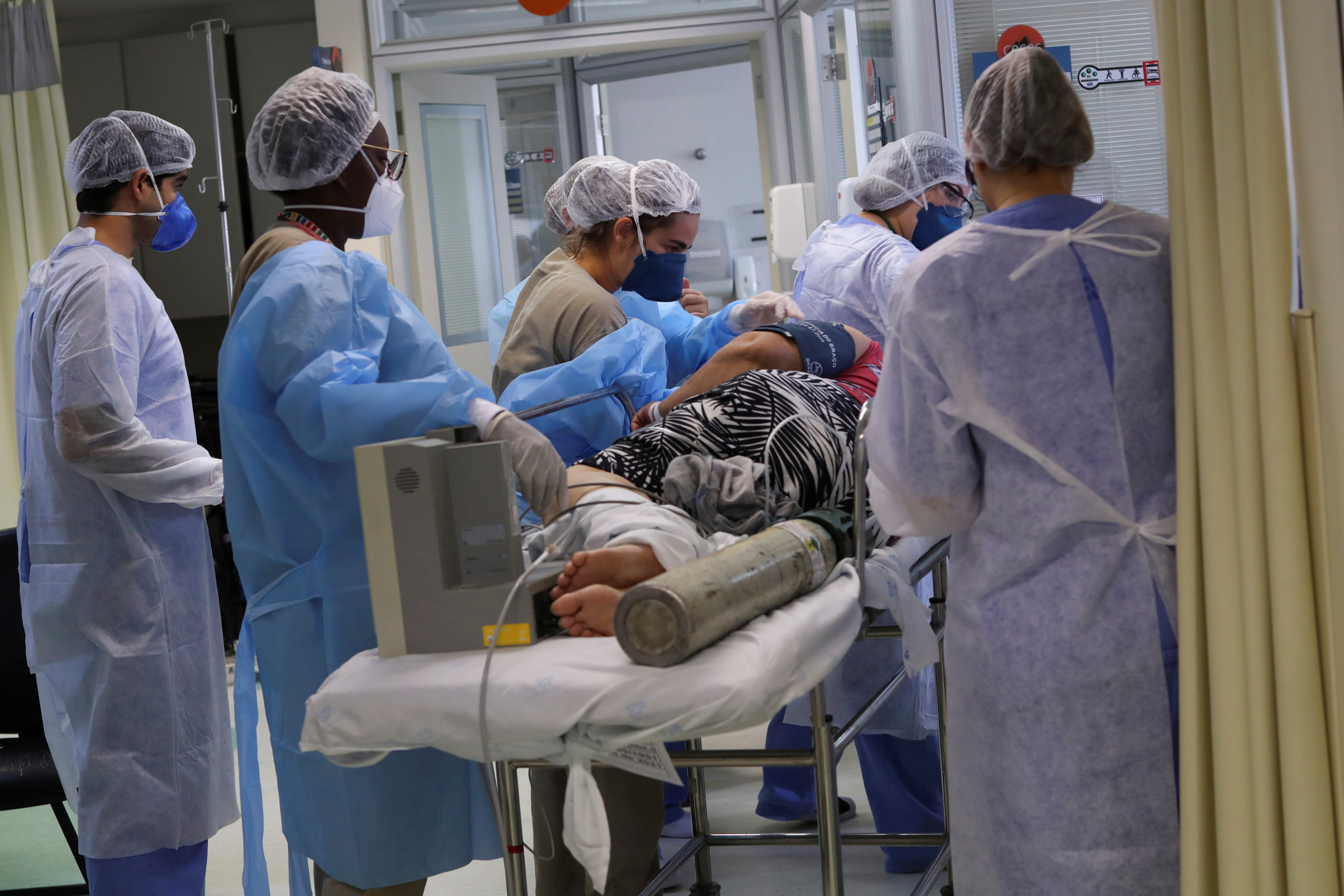 Un paciente de COVID-19 es trasladado a la unidad de cuidados intensivos en Brasil. Foto: REUTERS/Amanda Perobelli
