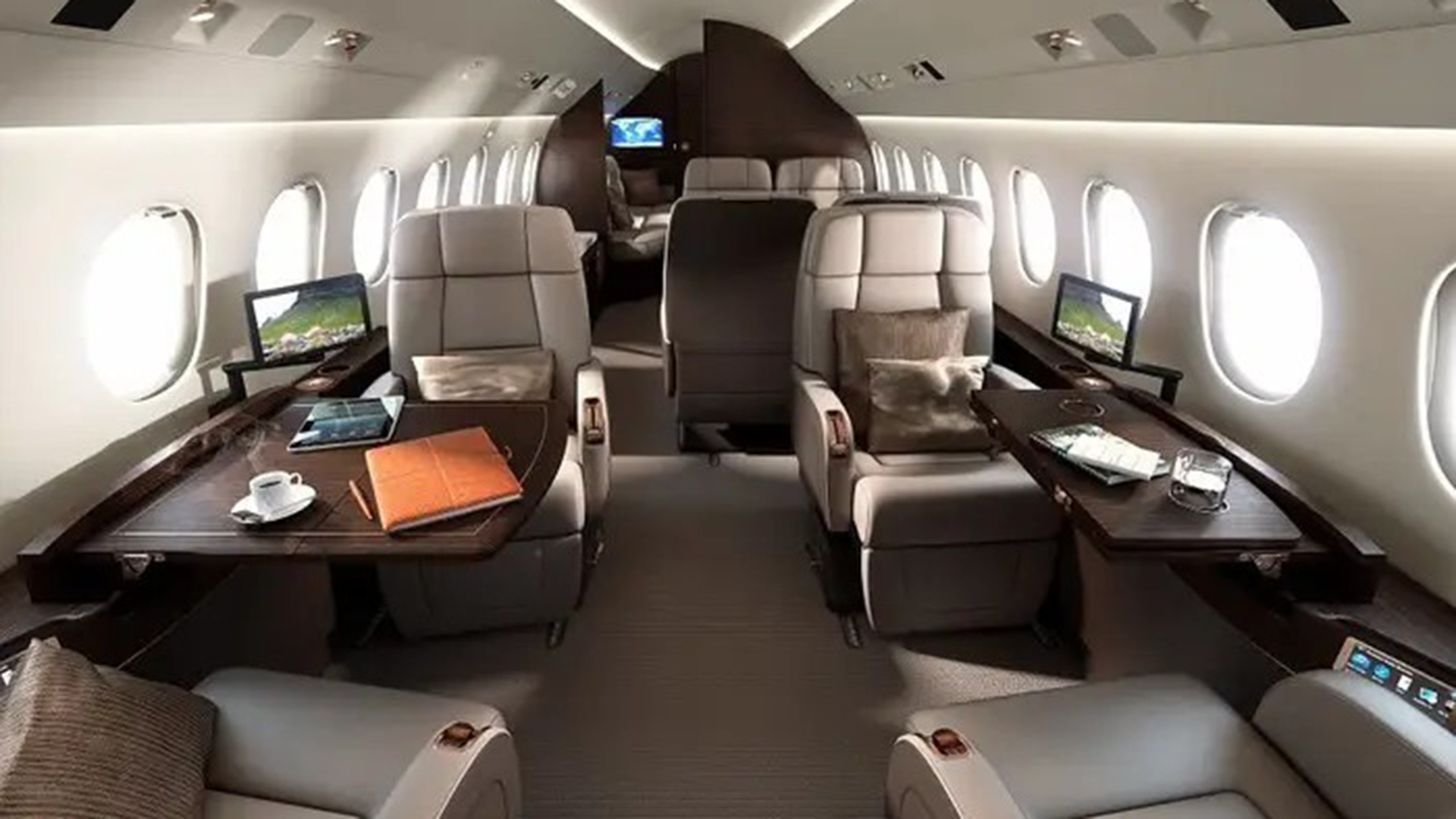 The luxurious interior of a Falcon 900 aircraft. (https://www.dassault-aviation.com/)