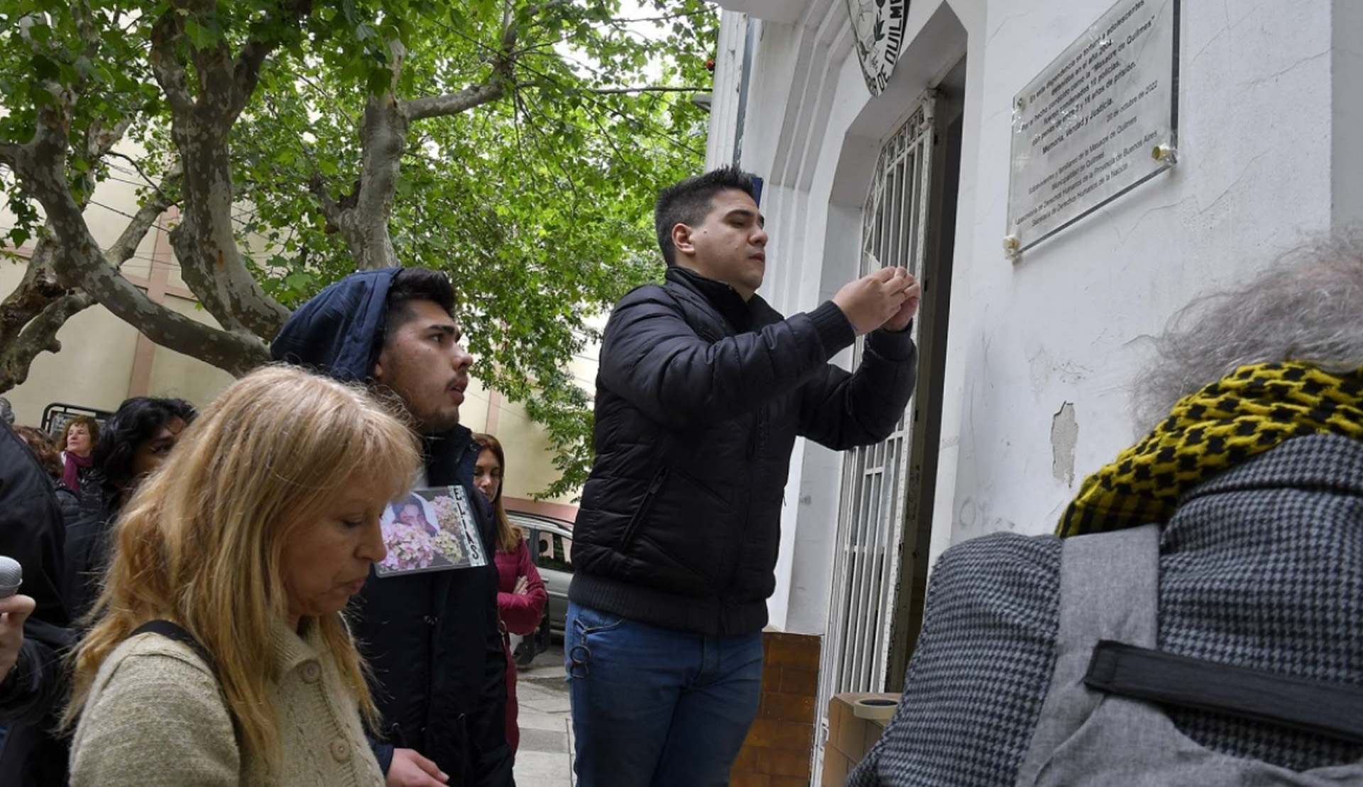 Familiares de los adolescentes colocaron una placa en la puerta de la comisaría donde ocurrió la masacre la tarde del 20 de octubre de 2004 (Foto/Télam)