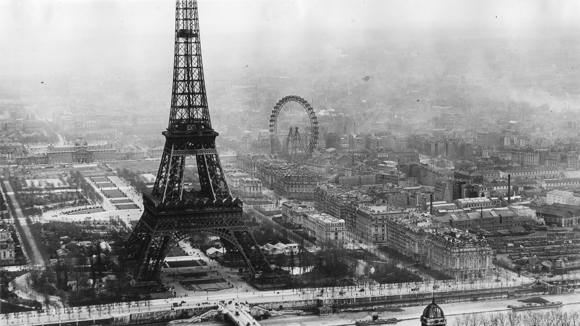 La Torre Eiffel en la década del 30. Víctor Lustig vendió dos veces el monumento más emblemático de Francia  (US Army Air Corps/PhotoQuest/Getty Images)