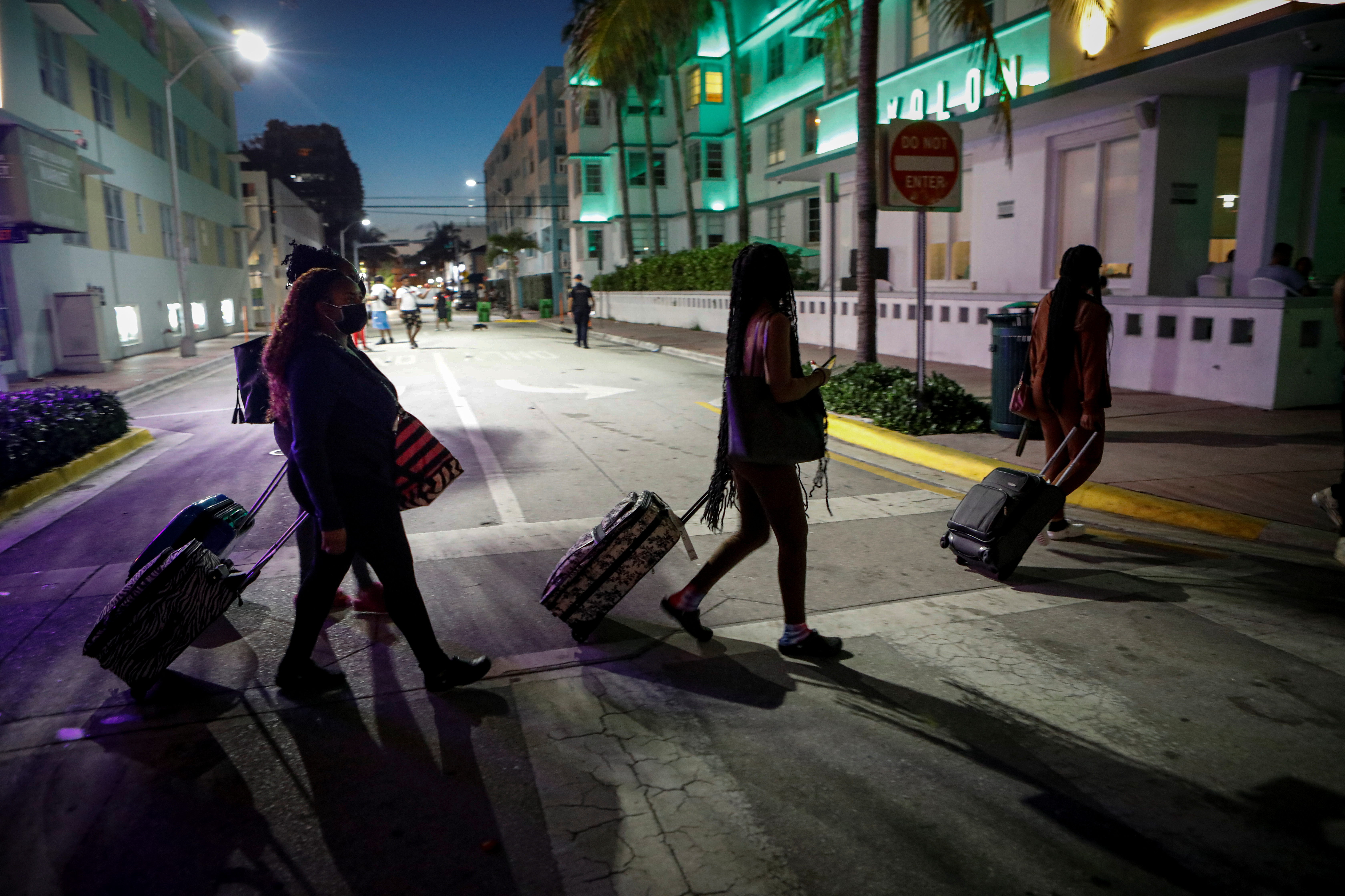 Turistas caminando por Ocean Drive, emblema de South Beach