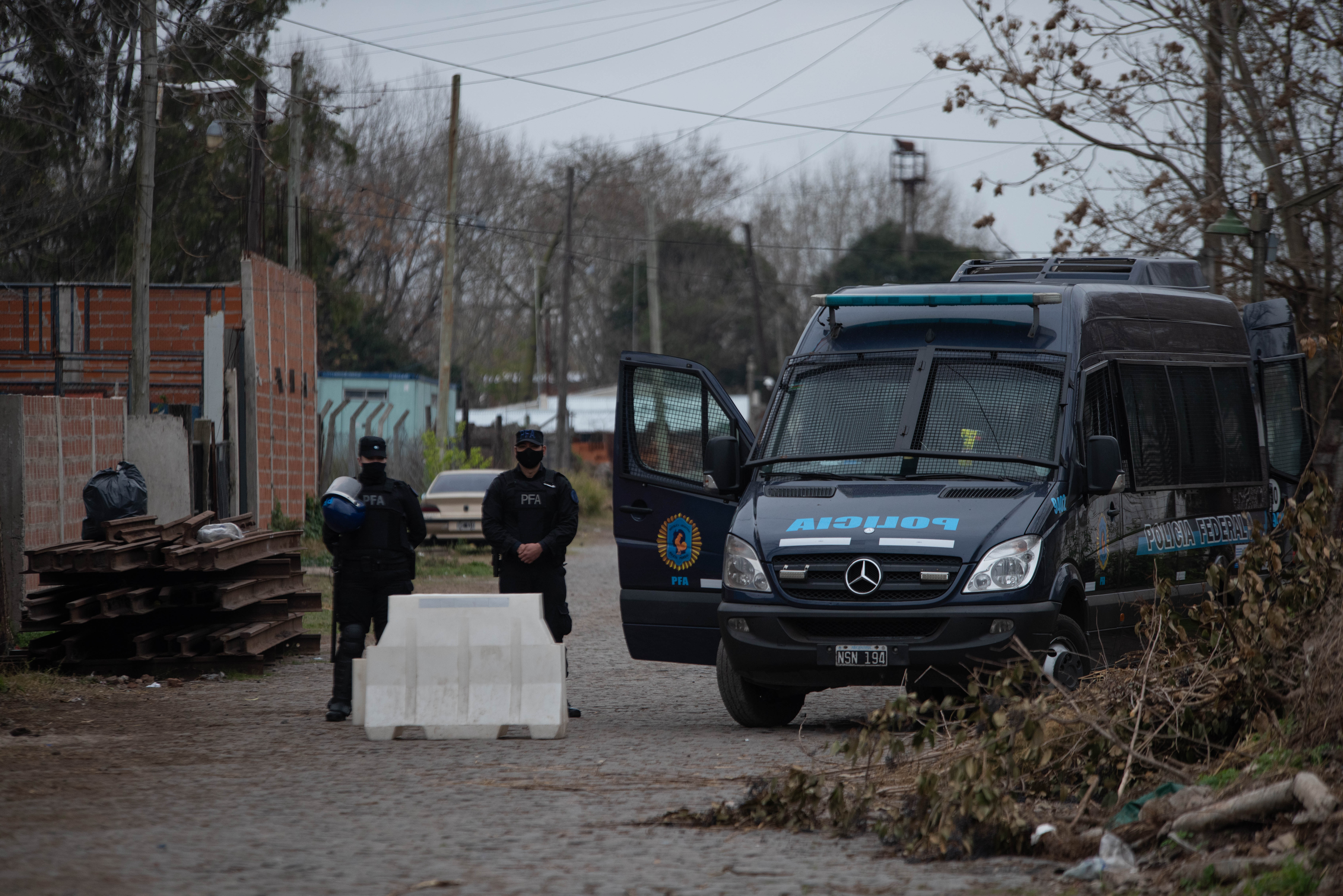 La Policía Federal custodia los terrenos federales usurpados en los talleres de la Línea Mitre (Foto: Franco Fafasuli)