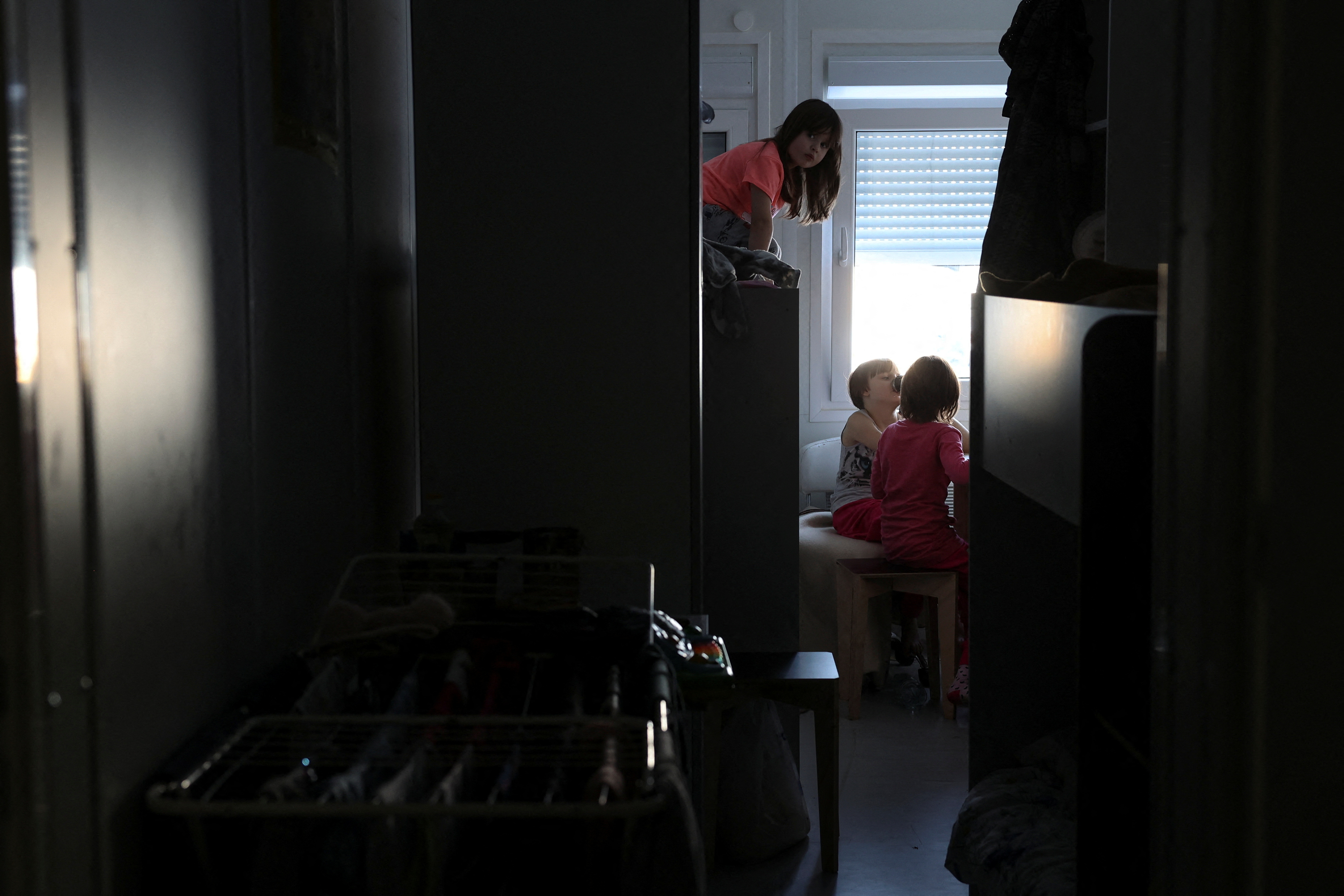 Niños dentro de una casa modular donada por el gobierno polaco para los desplazados internos de Ucrania, el 9 de febrero de 2023. (REUTERS/Roman Baluk)