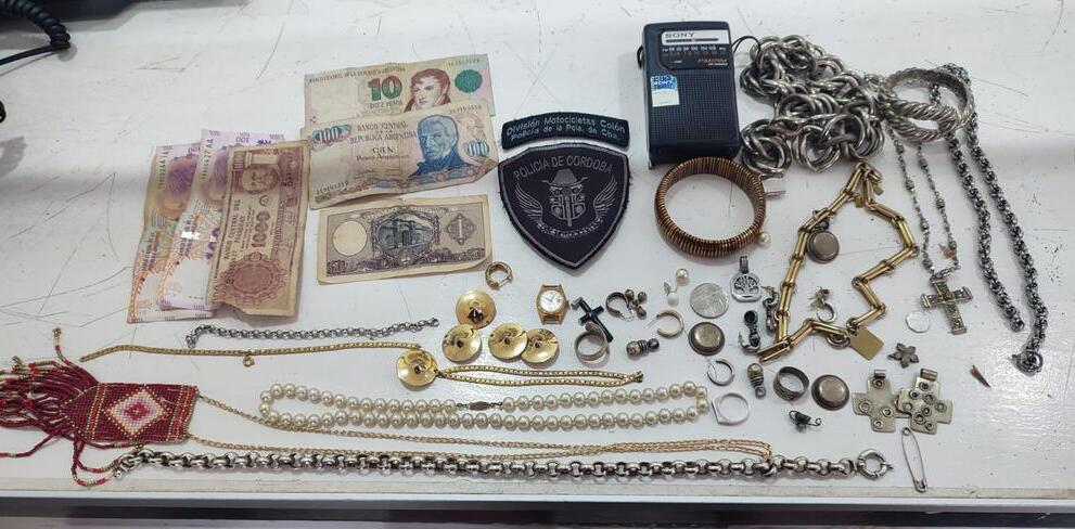 Algunos de los elementos que se hallaron en la mochila del adolescente, además de los dólares