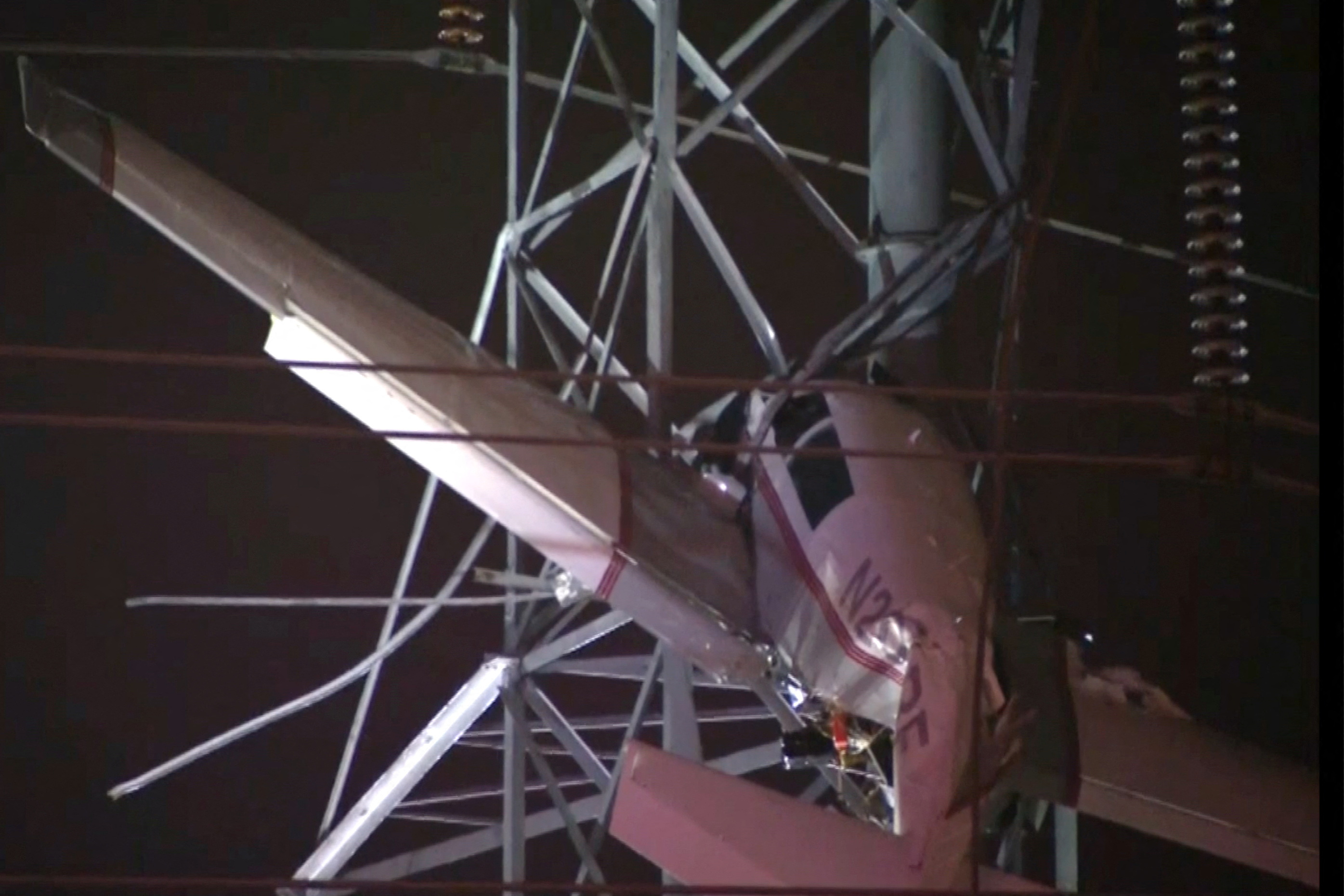 Una avioneta se estrelló contra una torre de energía en Maryland y dejó cerca de 80.000 sin electricidad. (REUTERS)