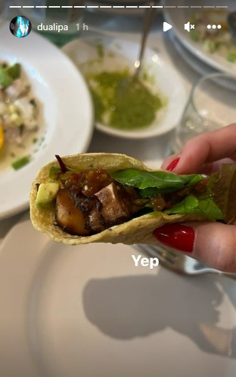 Dua Lipa mostró que estaba comiendo tacos en la colonia Roma de la Ciudad de México (Foto: captura de pantalla Instagram/@dualipa)