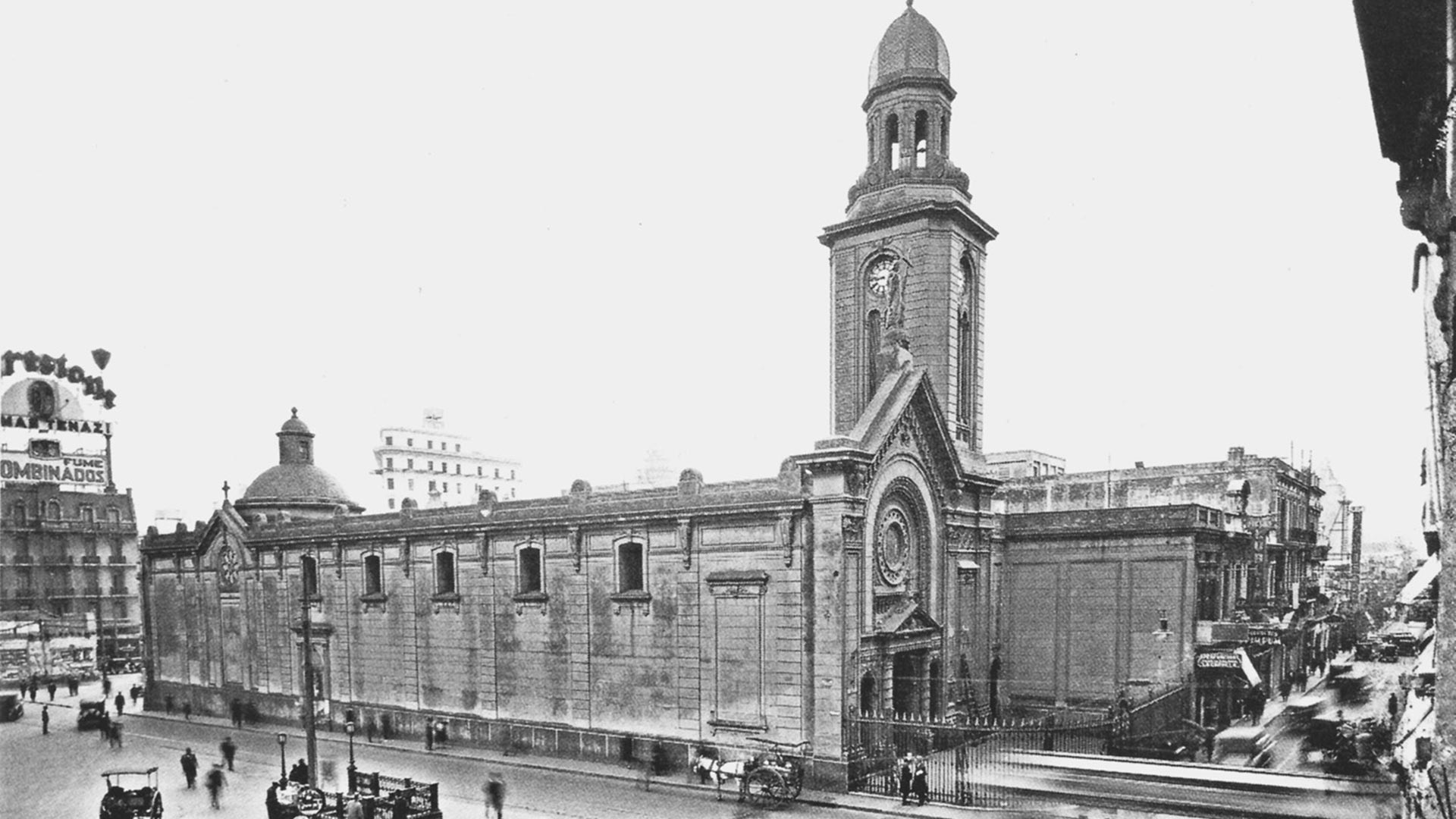 Alberti era párroco en San Nicolás de Bari en Corrientes y Carlos Pellegrini. Fotografía de la década de 1930. Una vez demolida, en su lugar se emplazó el obelisco (Archivo General de la Nación, Departamento de Documentos Fotográficos, Buenos Aires, Argentina).”
