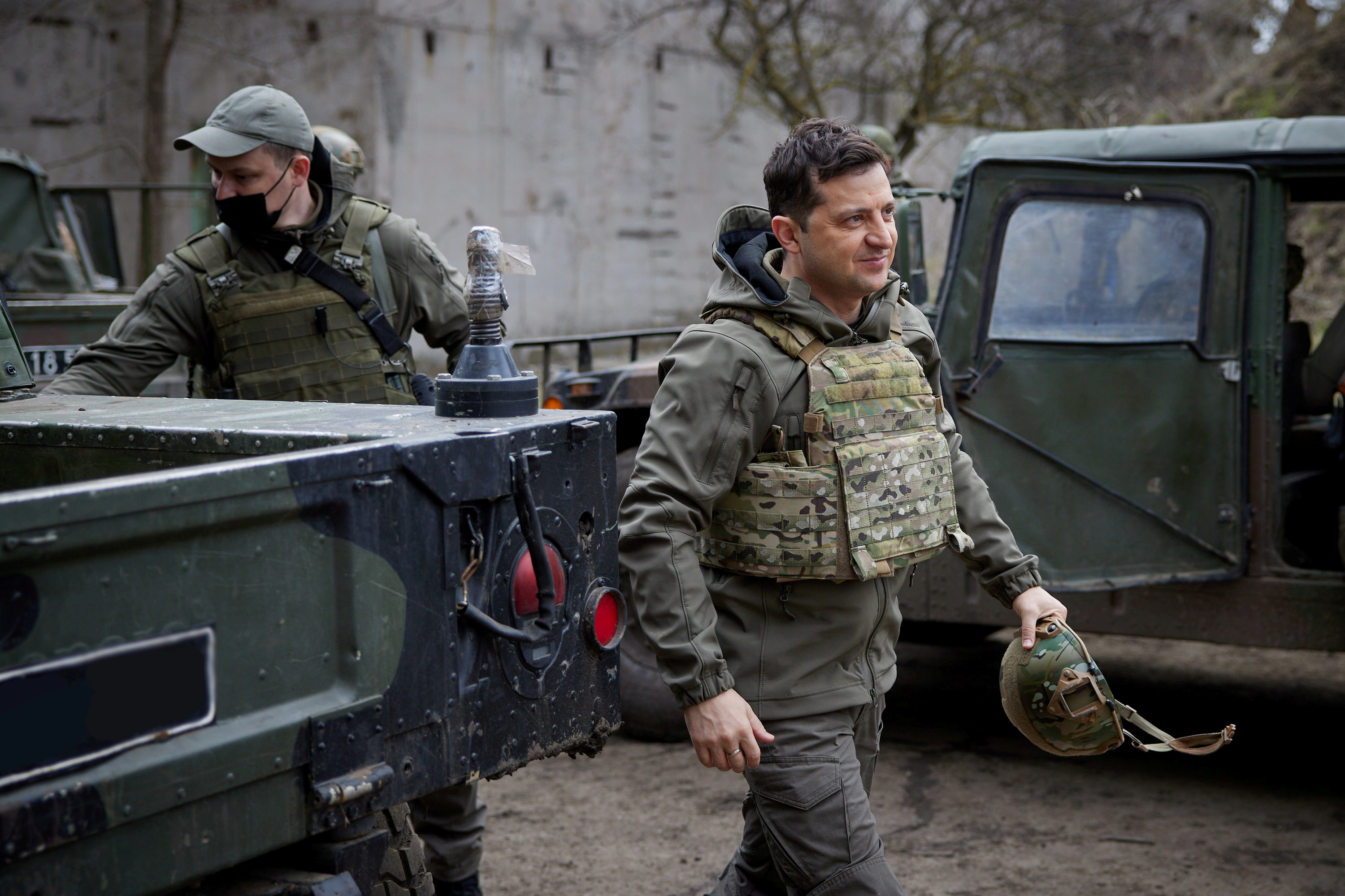El presidente de Ucrania, Volodymyr Zelenskiy, visitó las posiciones de las fuerzas armadas cerca de la línea del frente con los separatistas apoyados por Rusia en la región de Donbass (Ukrainian Presidential Press Service/Handout via REUTERS)
