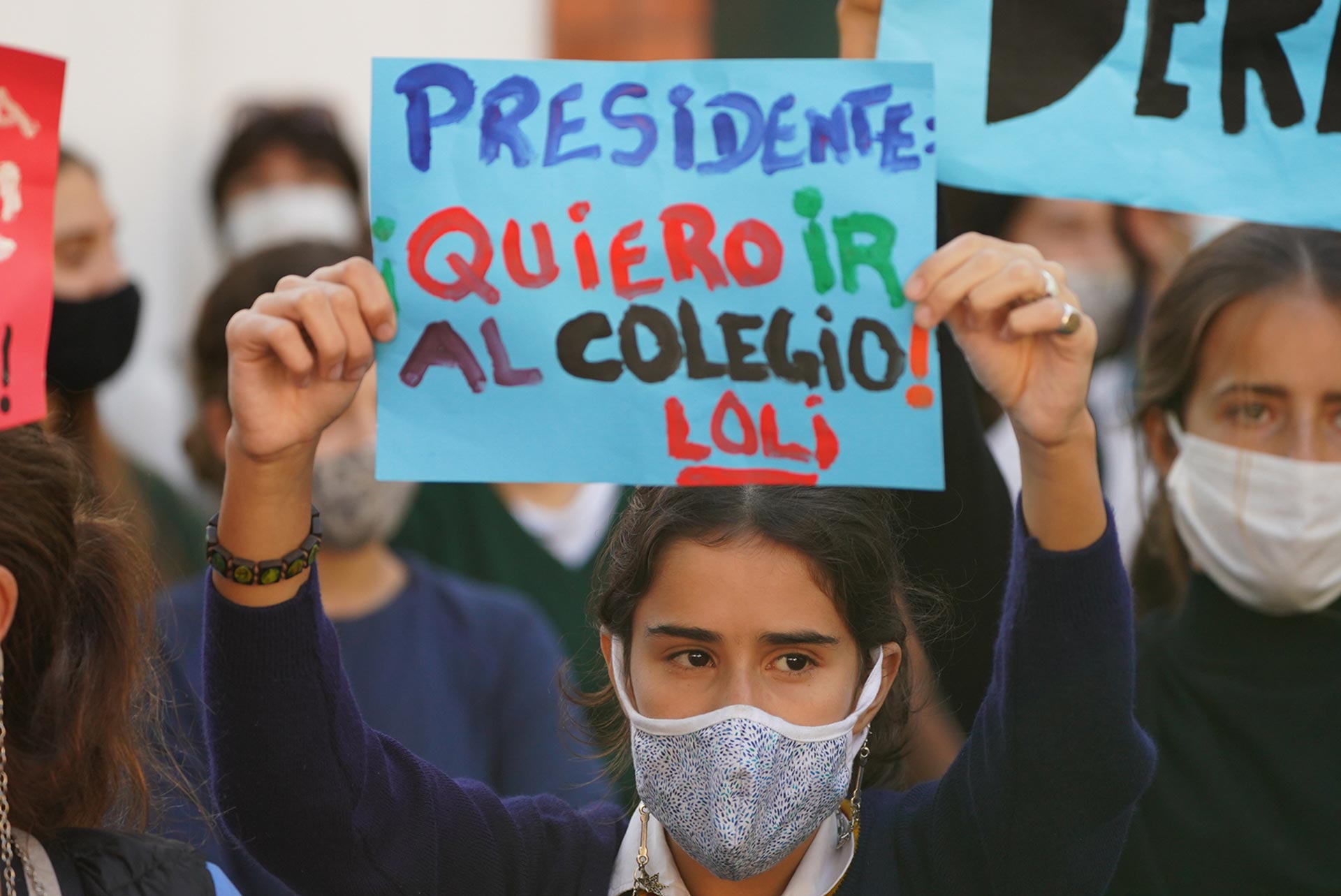 "Presidente quiero ir al colegio", dice el cartel pintado por una alumna de nombre Loli