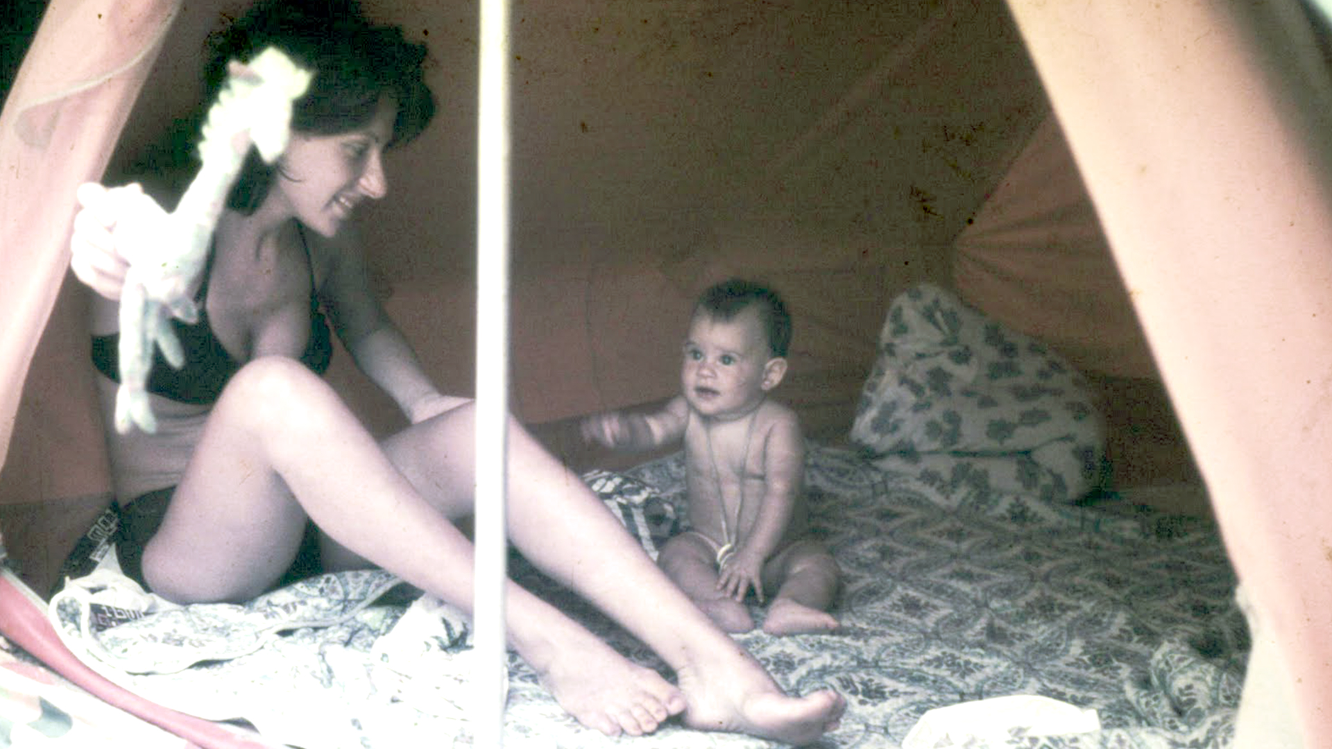 Alicia Schinder y su hija Guillermina. La mamá tenía 25 años y la beba, catorce meses, cuando el avión en el que viajaban se estrelló la madrugada del 16 de noviembre de 1975