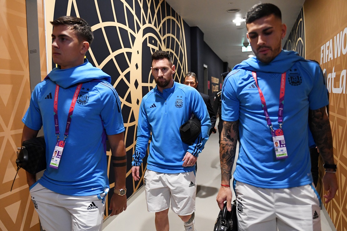 Dybala, Paredes y Lionel Messi en la llegada de la selección argentina