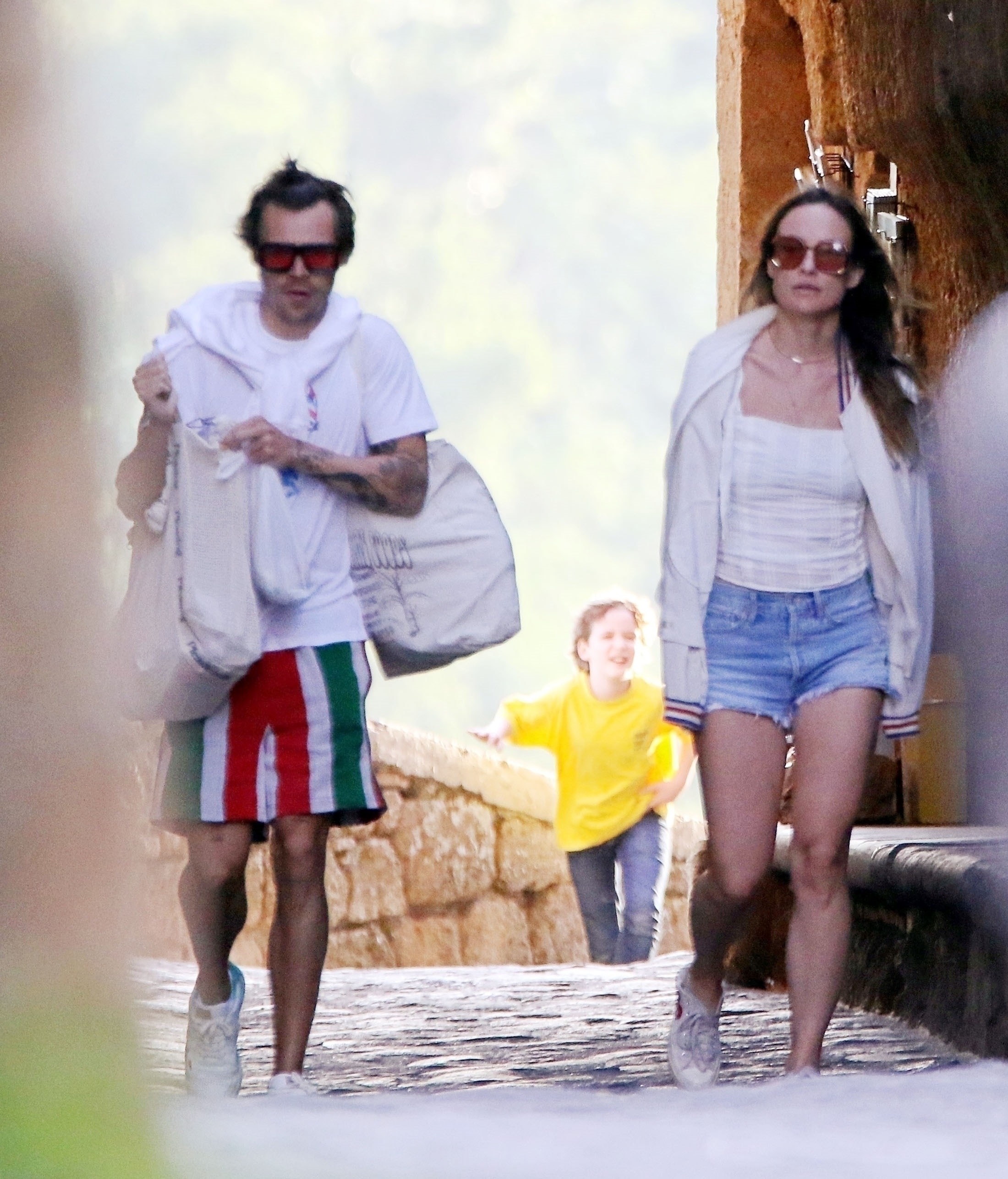 romantic vacation.  Harry Styles and Olivia Wilde chose the paradise of the Italian coast to enjoy and take a few days off.  There, they were photographed while they were walking, taking advantage of the fact that the day and the temperature accompanied them.  He wore shorts and a printed shirt, and carried cloth bags, while she wore jean shorts, a white shirt and jacket.