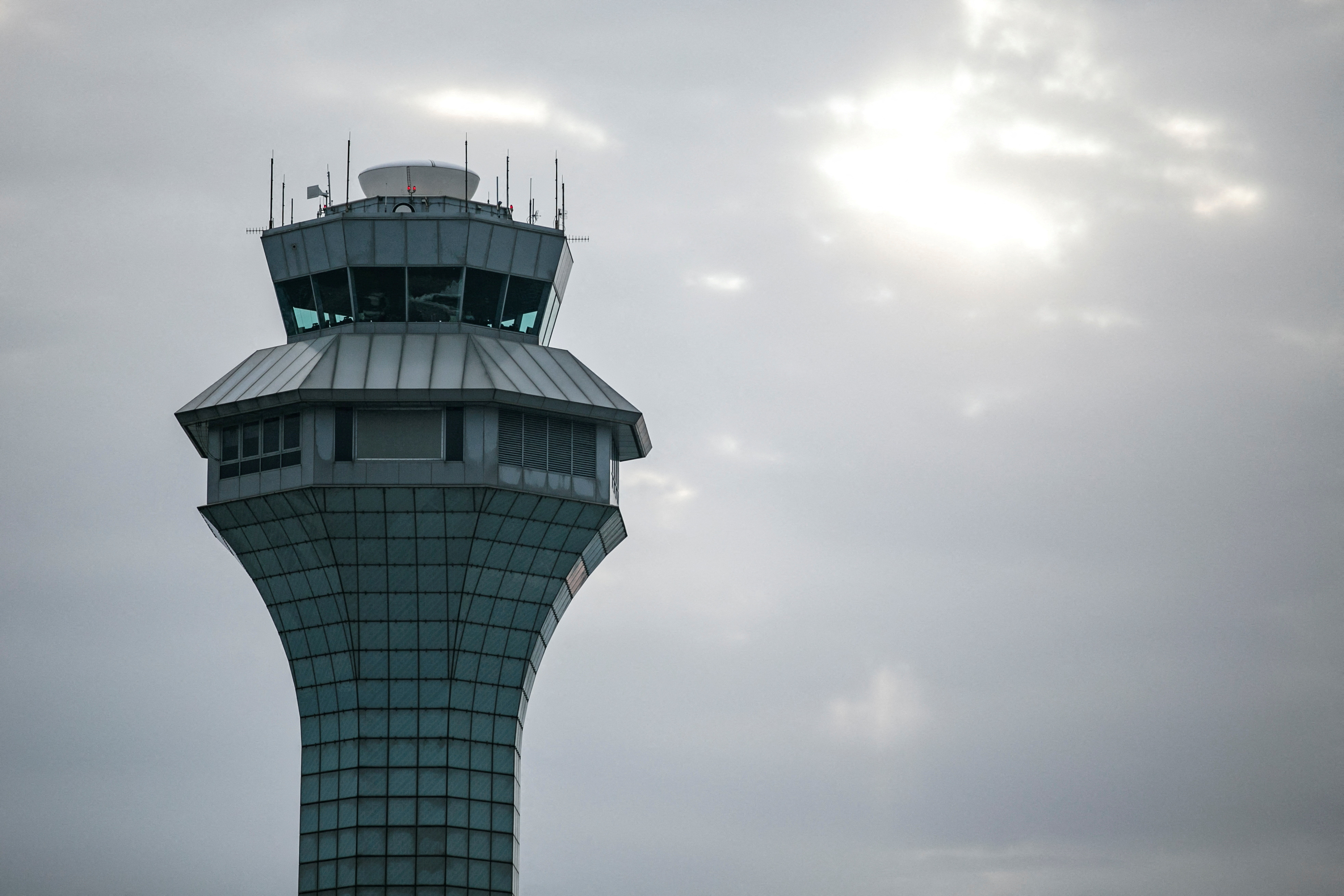 Una vista de una torre de control de tráfico aéreo. REUTERS/Jim Vondruska/Archivo