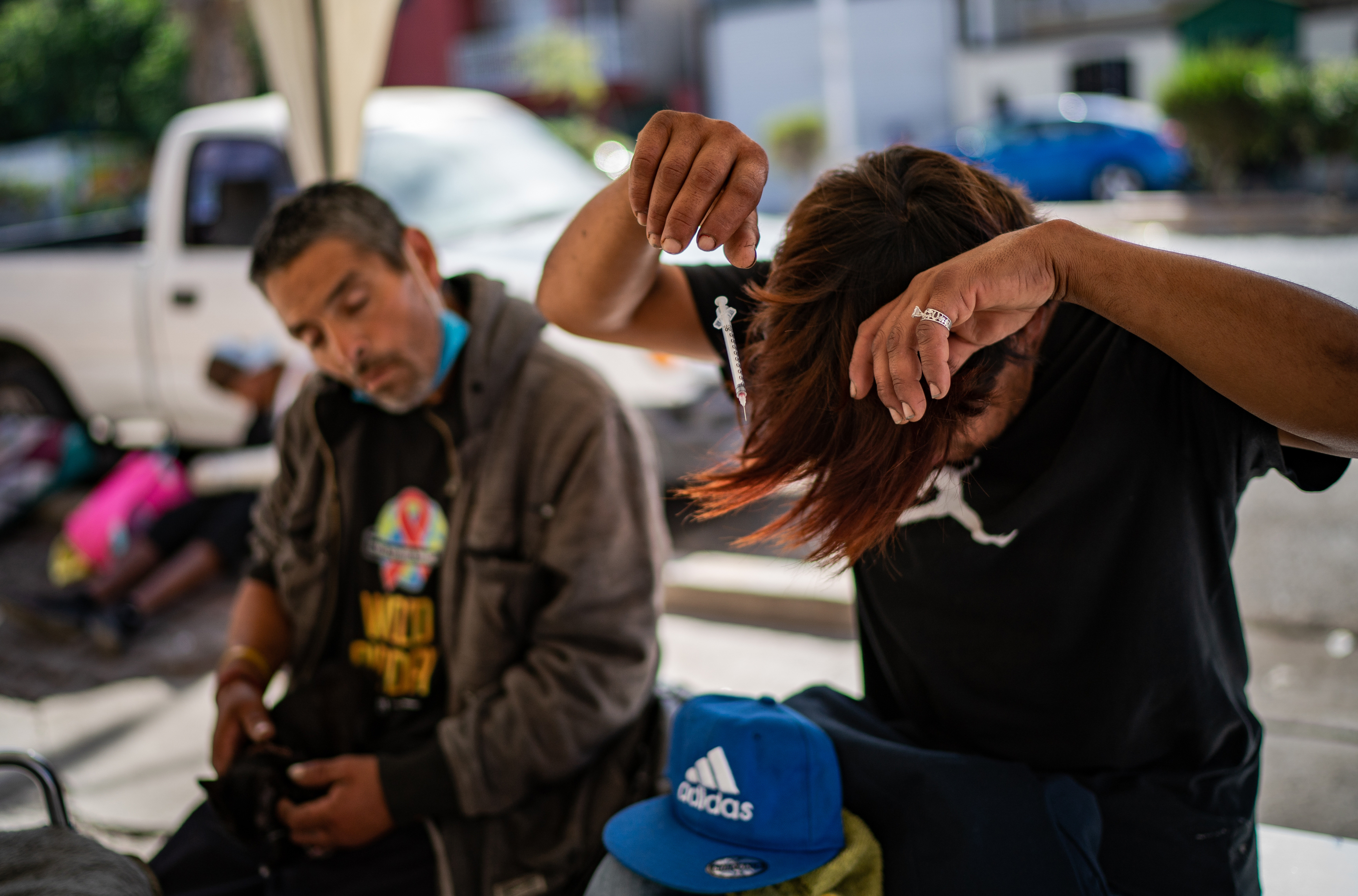 Un par de hombres bajo los efectos del fentanilo después de inyectarse en Tijuana, una de las ciudades más mortíferas de México (Foto: Washington Post, Salwan Georges)