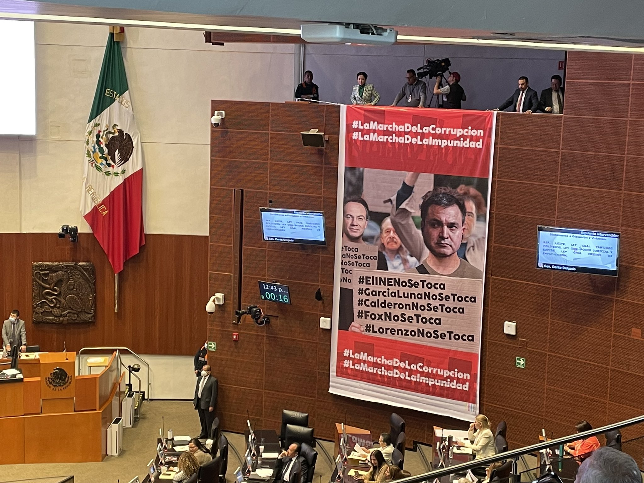 Dentro del pleno de Paseo de la reforma se desplegó una manta por la marcha del INE (Twitter/@letroblesrosa)