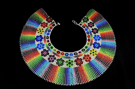 La wallka, un collar tradicional, tiene diseños y mullos de colores. (Infocentro Saraguro)