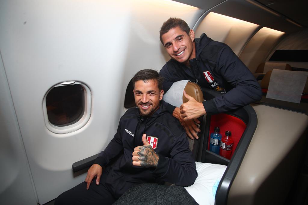 Aldo Corzo y Gabriel Costa se muestran motivados durante el vuelo hacia el entrenamiento final (Fotografía: FPF)