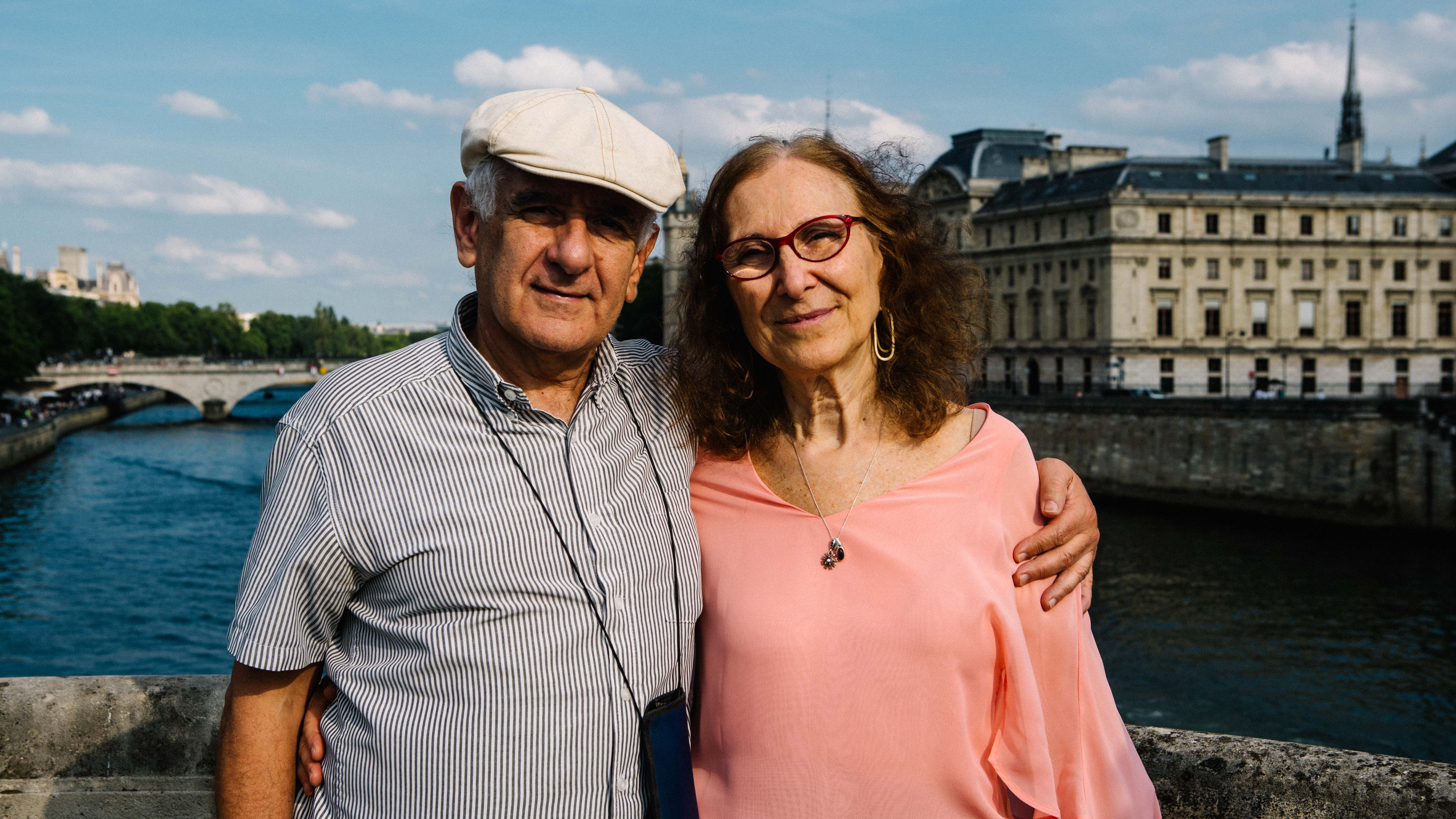 La laureada argentina Dickenstein y su marido en París. 
