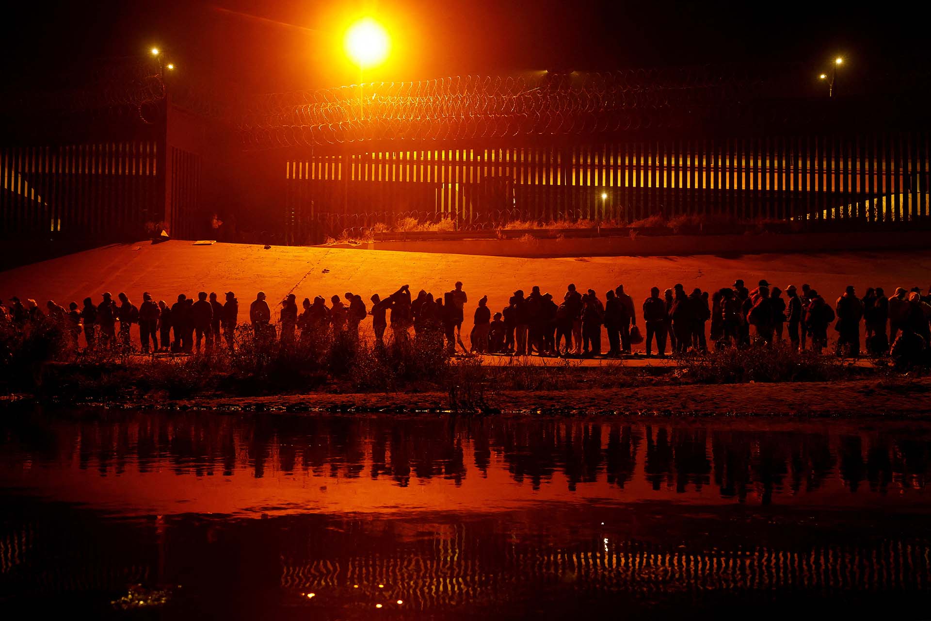 Inmigrantes buscan asilo luego de cruzar la frontera del Río Bravo.