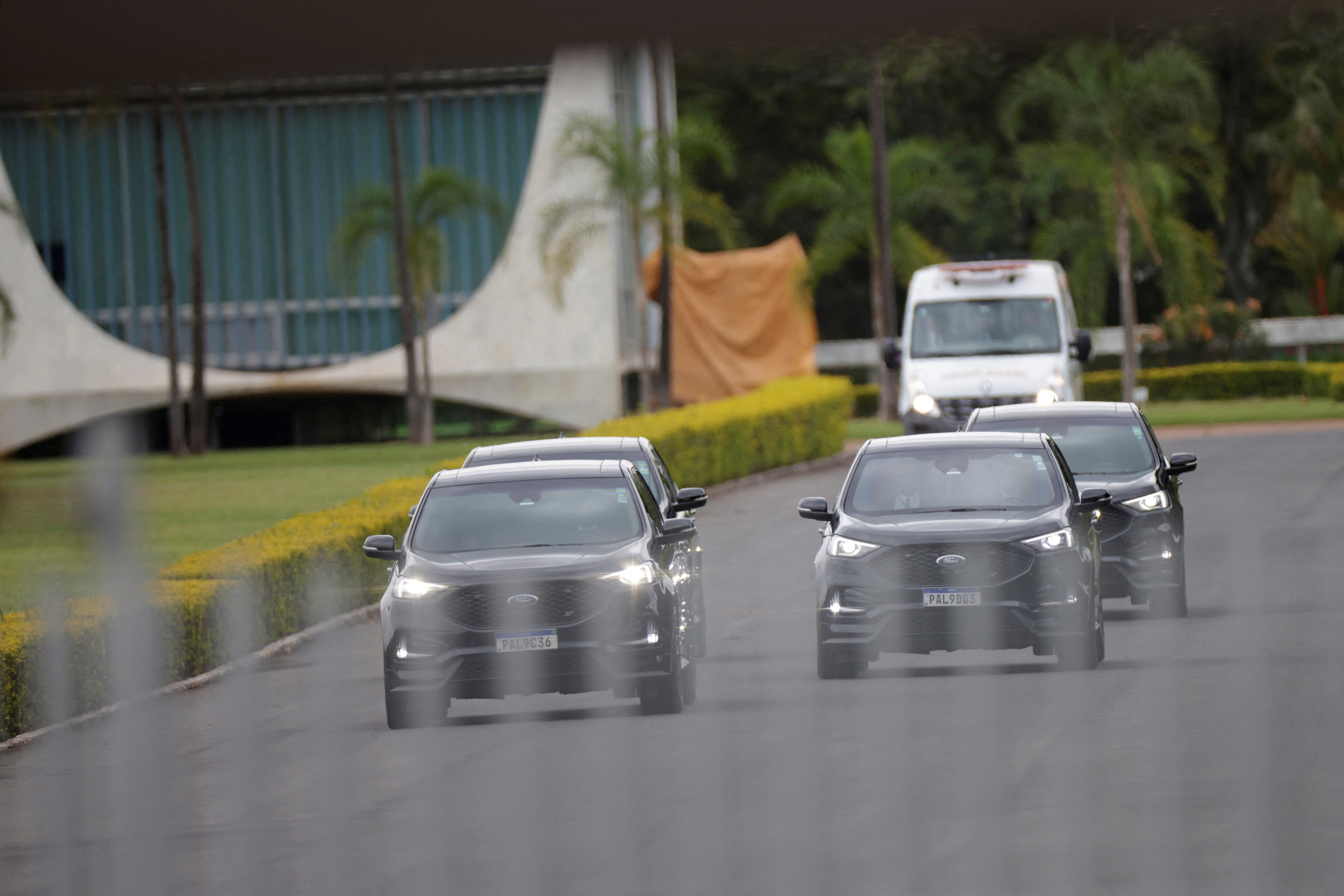 El convoy en el que se dirigió hacia Planalto (Reuters)