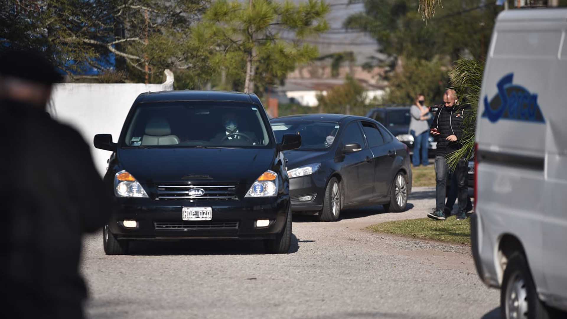 El cortejo, muy reducido por pedido de la familia, partió desde la sala de la empresa Serca y fue saludado por algunas personas que se apostaron al costado de la avenida Aristóbulo del Valle