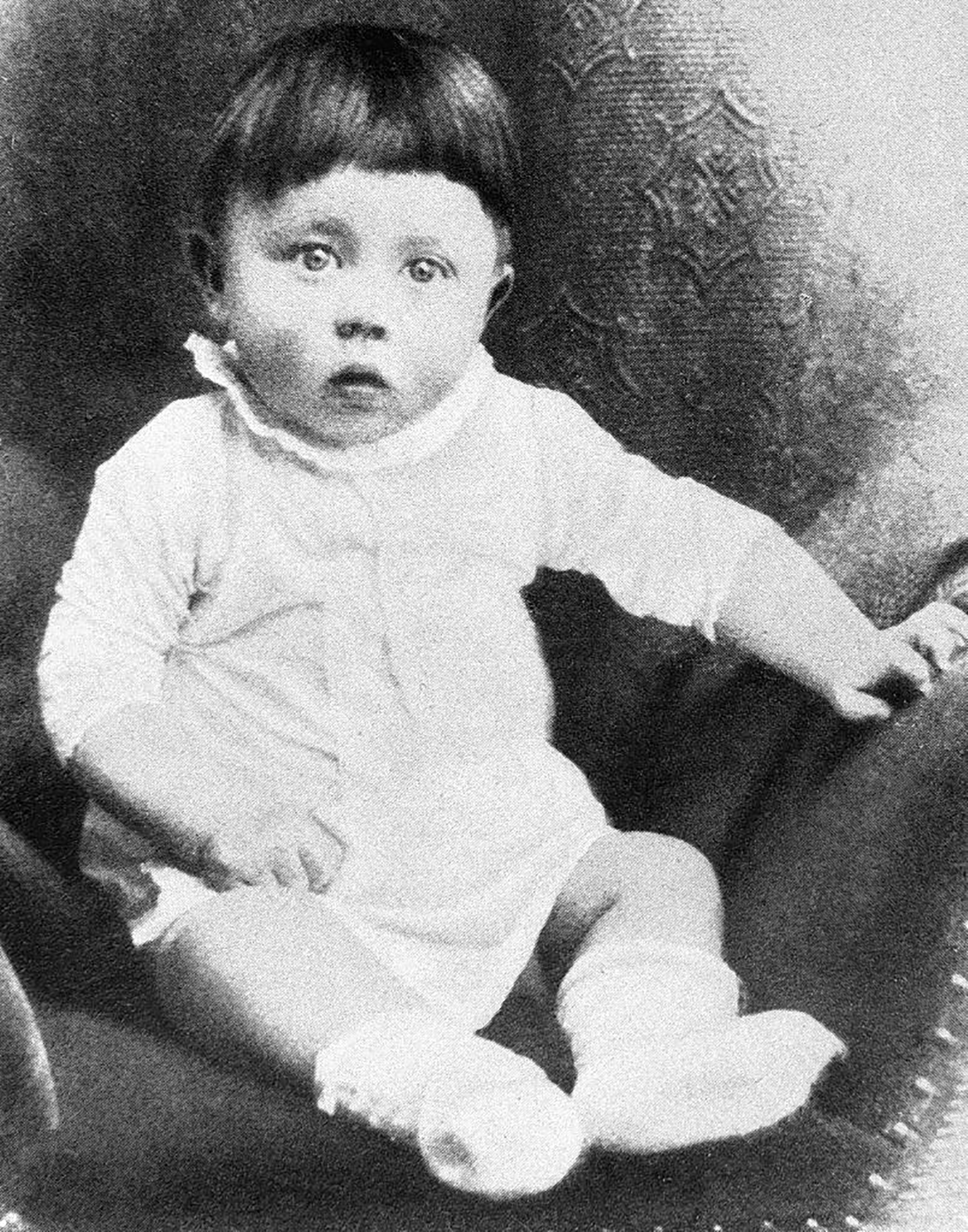 Un retrato de  Adolf Hitler de bebé. Nacido el 20 de abril de 1889 en el seno de una familia austríaca de clase media, el criminal nazi vivió una infancia desgraciada con un padre autoritario, alcohólico y violento (Bettmann Archive)