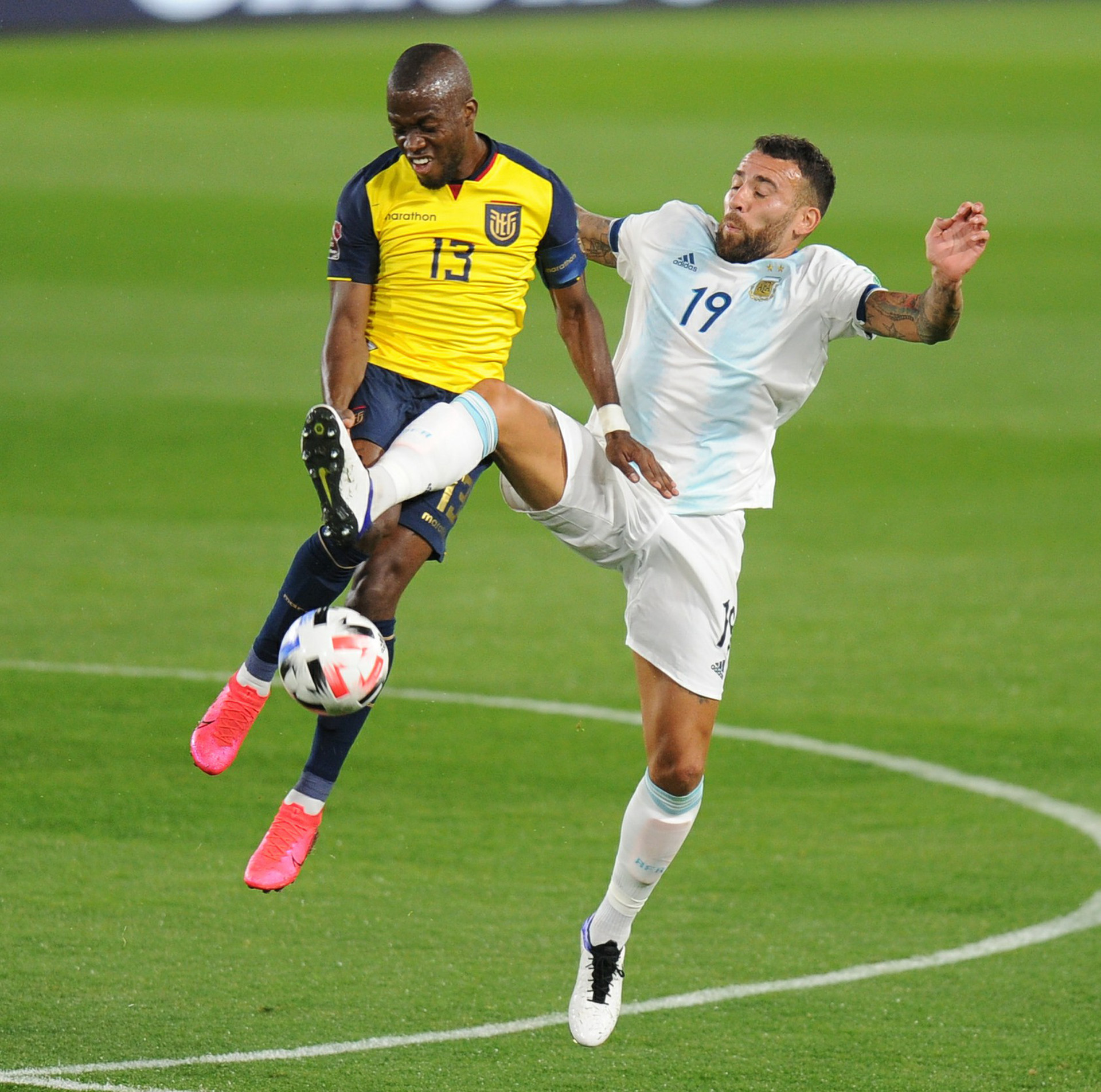 Pese a la falta de continuidad (debutó en el Benfica el último fin de semana), Otamendi no perdió su vehemencia en la marca (Juanjo Tesone - Pool)