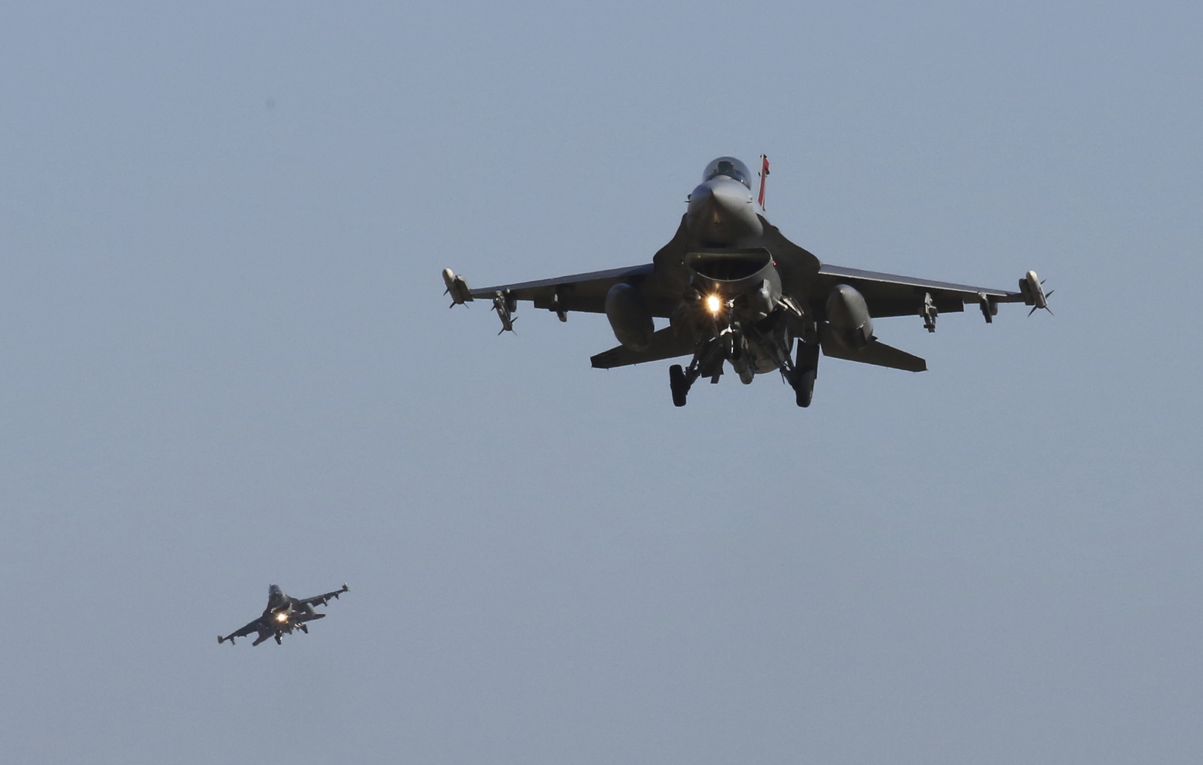 Aviones de combate F-16 de la Fuerza Aérea de EEUU sobrevuelan la base aérea de Osan durante un ejercicio combinado con Corea del Sur en Pyeongtaek, el 4 de diciembre de 2017. (Foto AP/Ahn Young-joon, archivo)