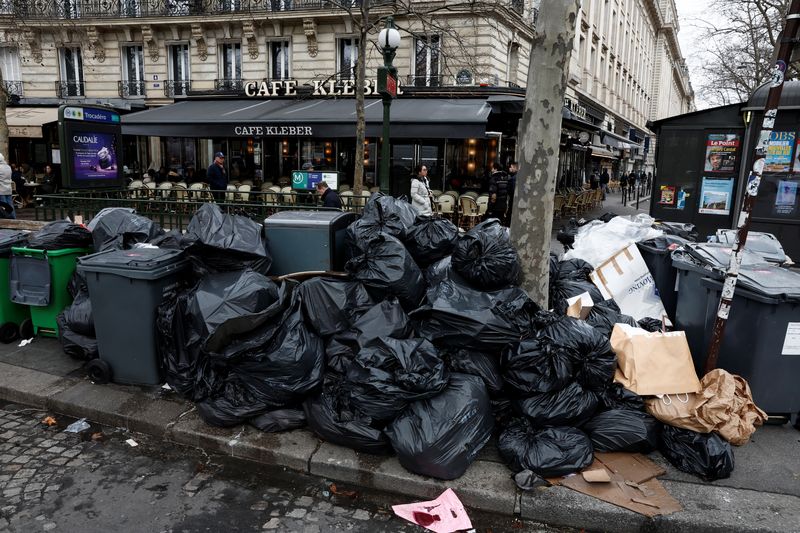 Cientos de bolsas de basura se acumulan en las calles de París mientras rige el paro del servicio de recolección de residuos (REUTERS)