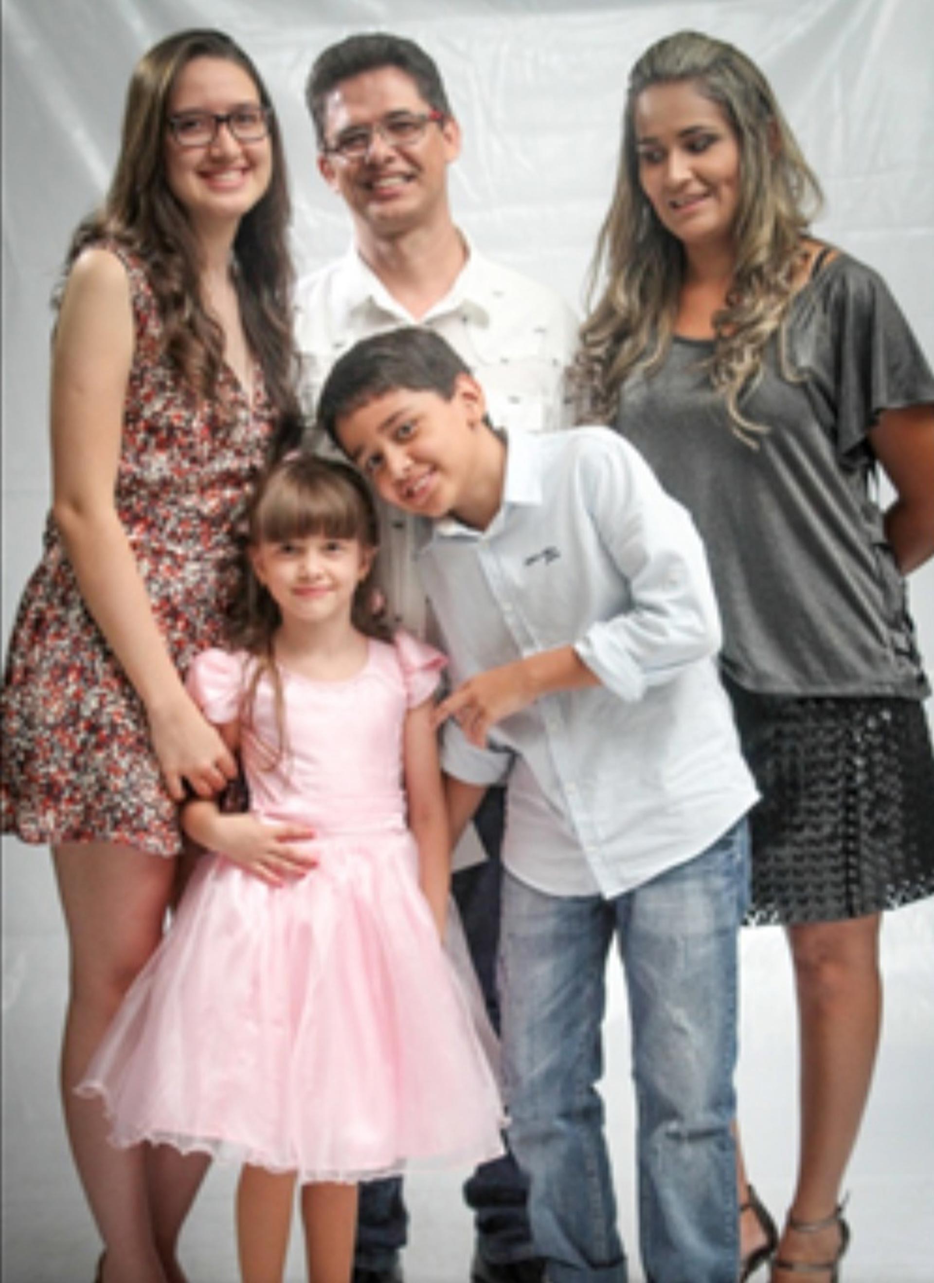 Samira, Leandro y Beatriz con sus padres Lucinha y Sandro