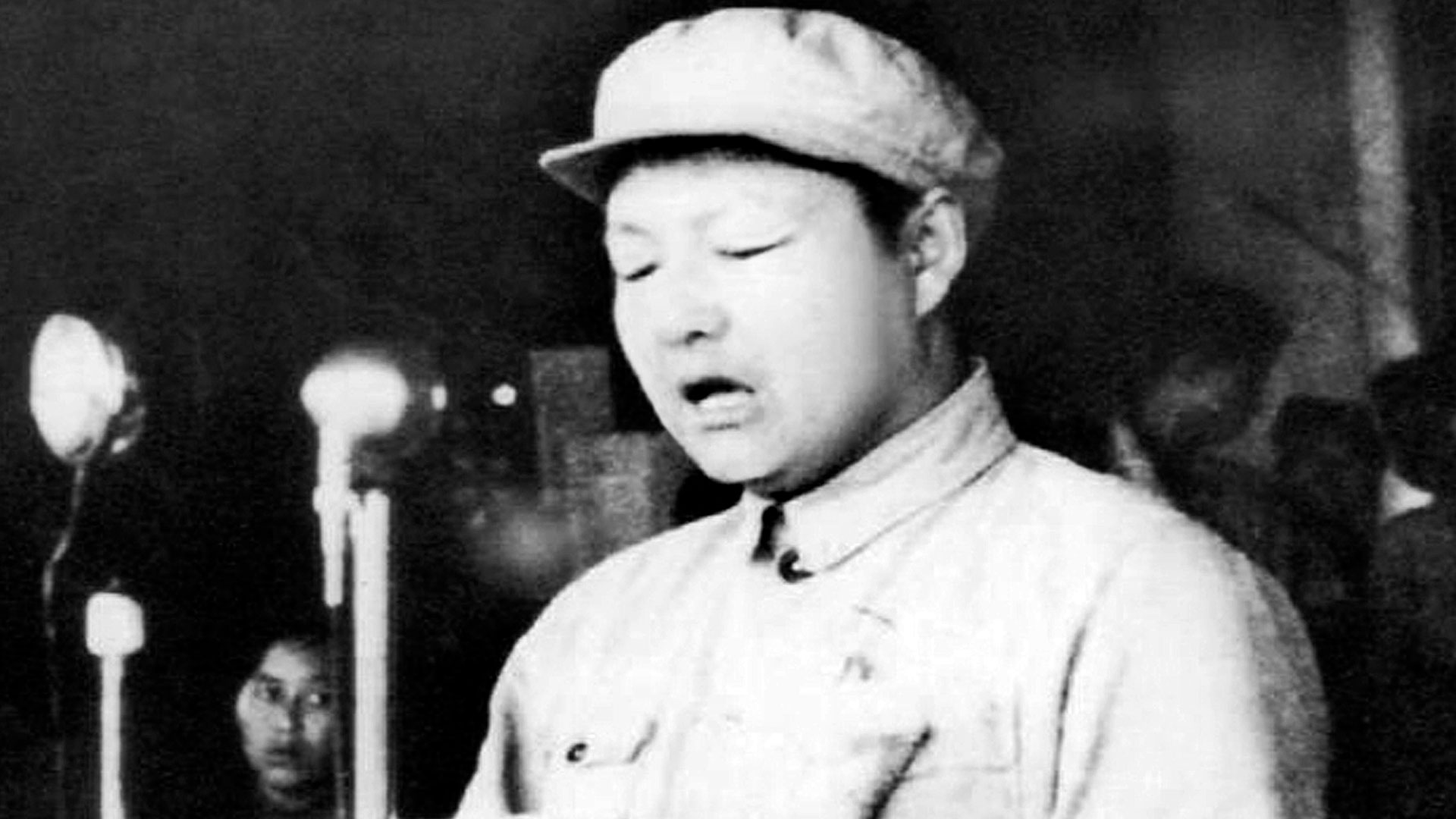 Xi Zhongxun (15 de octubre de 1913 - 24 de mayo de 2002) fue un revolucionario comunista y dirigente político de la República Popular China. También se le conoce como el padre de Xi Jinping, actual Secretario General del Partido Comunista y Presidente de China.