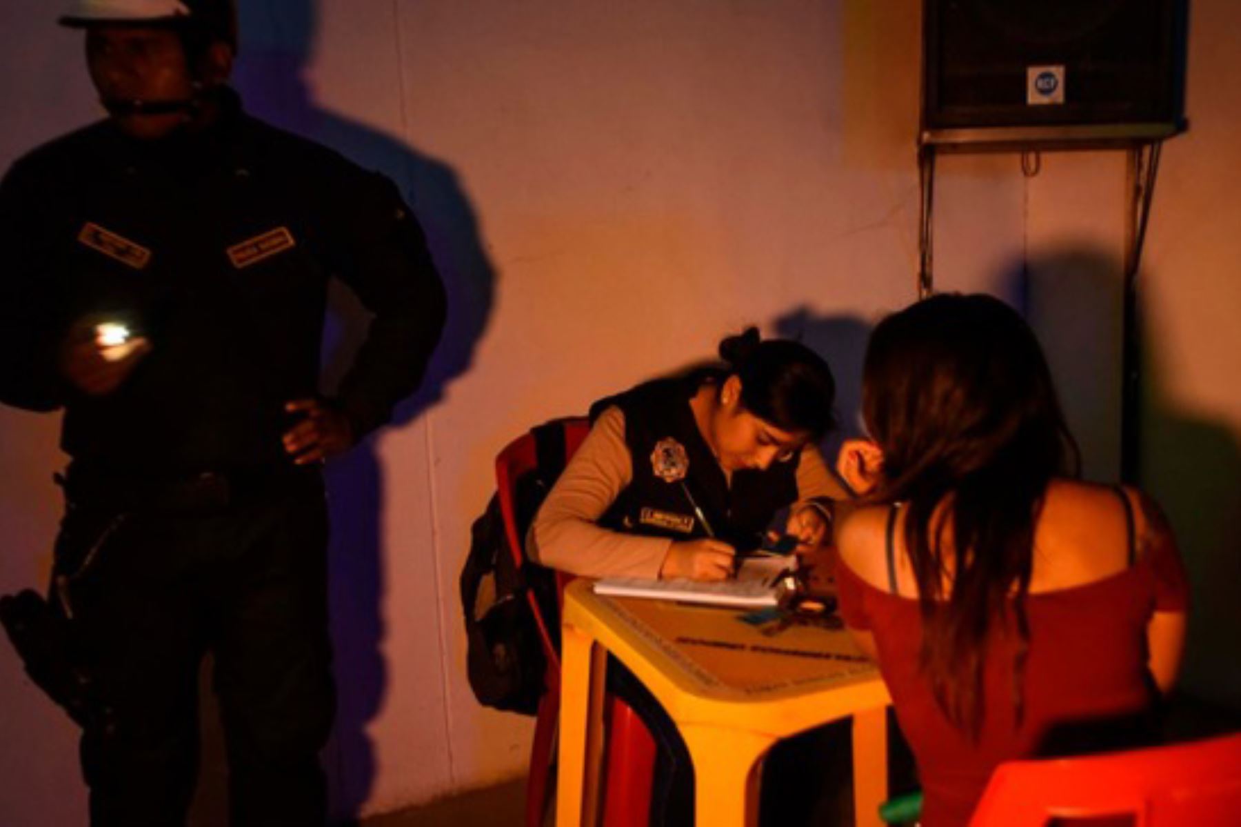 Cientos de mujeres son obligadas y extorsinadas para trabajar en el cormercio sexual, como en el caso de Karla desde adolescentes son reclutadas para este fin Foto: Andina