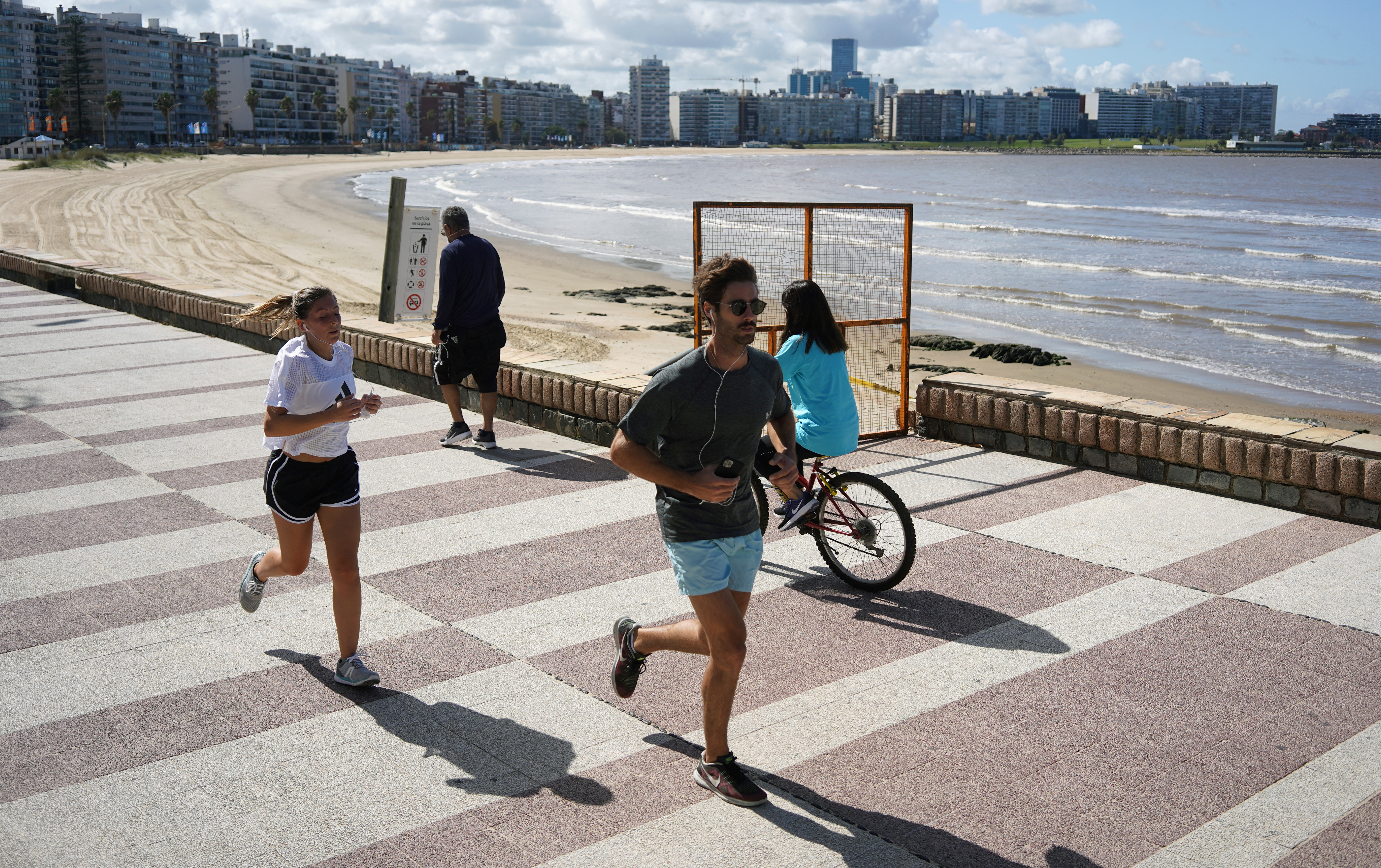 La playa del barrio de Pocitos, Montevideo, Uruguay. (REUTERS/Mariana Greif)