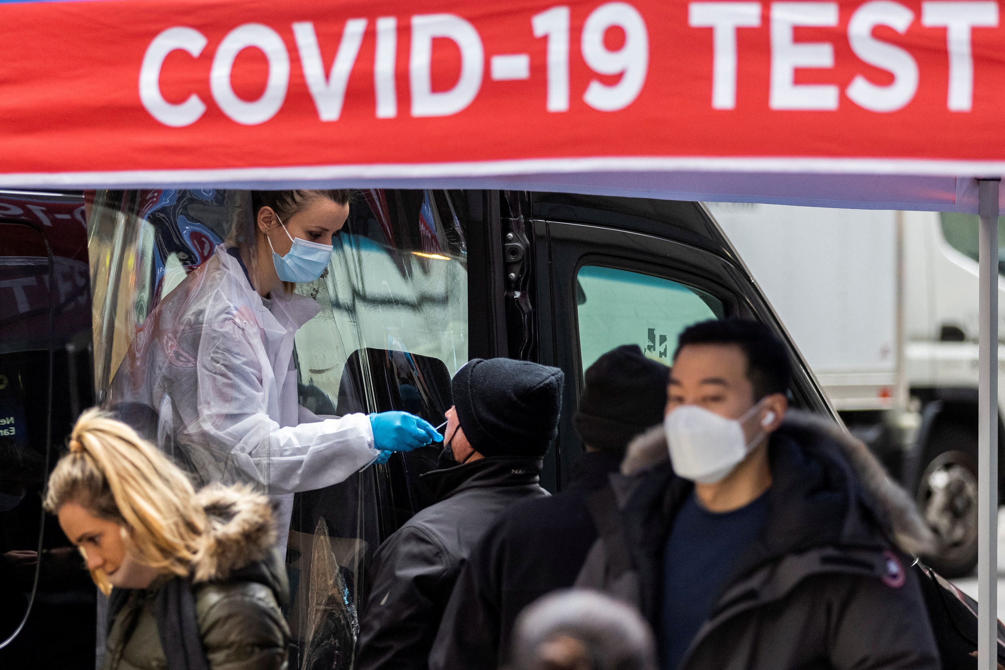 Un hombre se somete a la prueba de coronavirus (COVID-19) en una unidad móvil de testeos en Manhattan, Nueva York (Reuters)