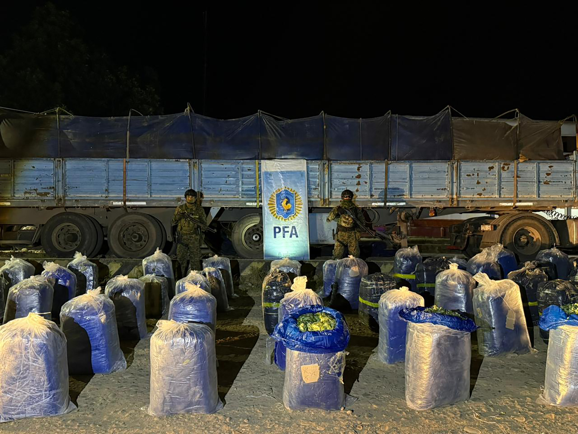 Salta: transportaba casi dos toneladas de hoja de coca en un cami&oacute;n, quiso huir por un campo y lo detuvieron
