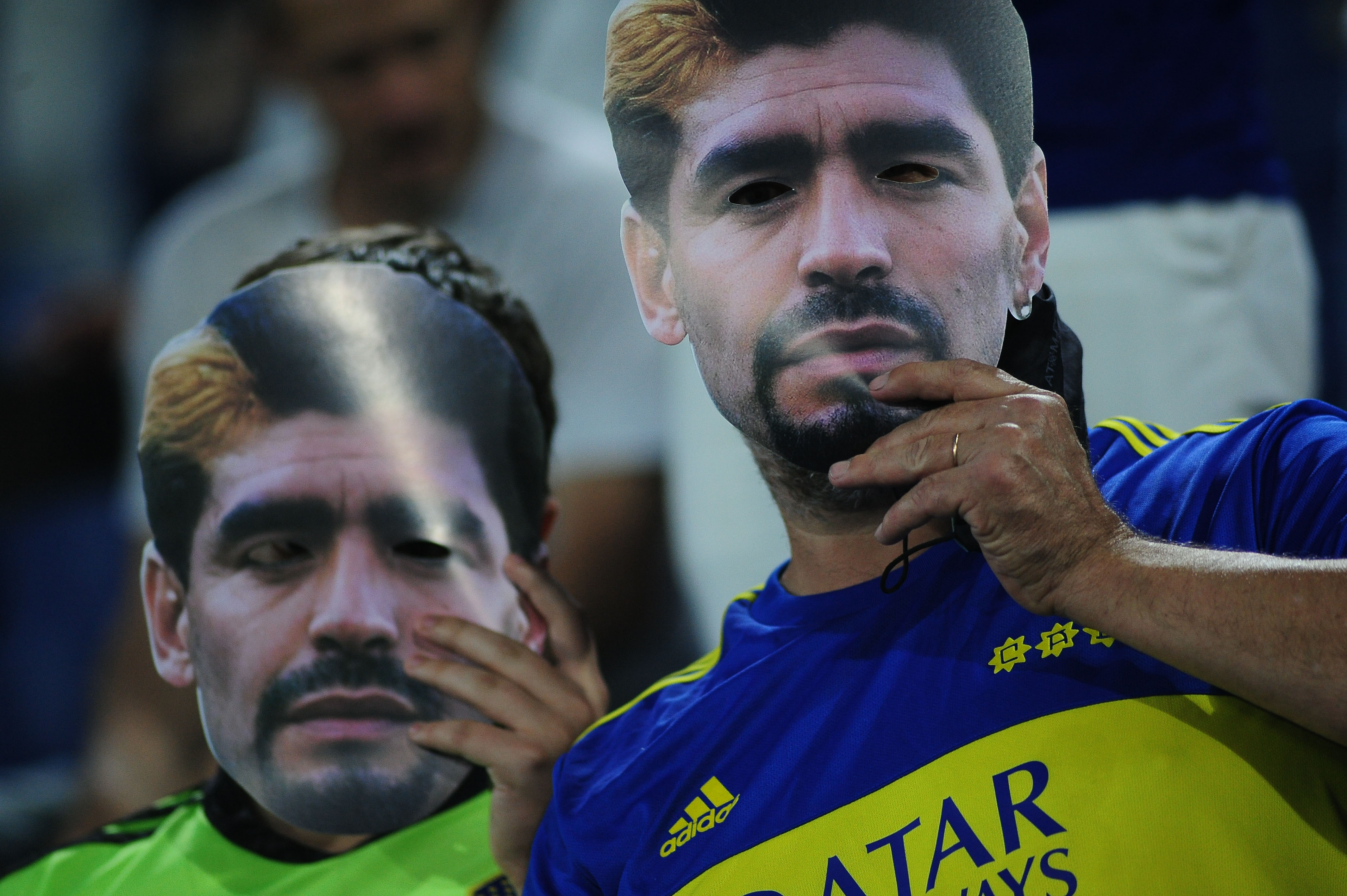 Las caretas de Maradona que aparecieron en las tribunas (FotoBaires)