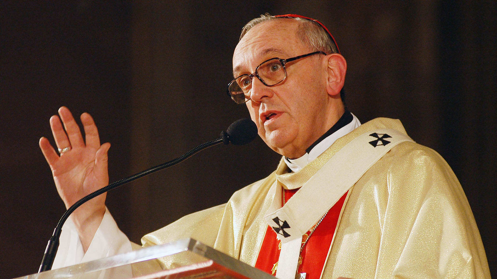 Bergoglio cuando aún era arzobispo de Buenos Aires en el 2005                                                             