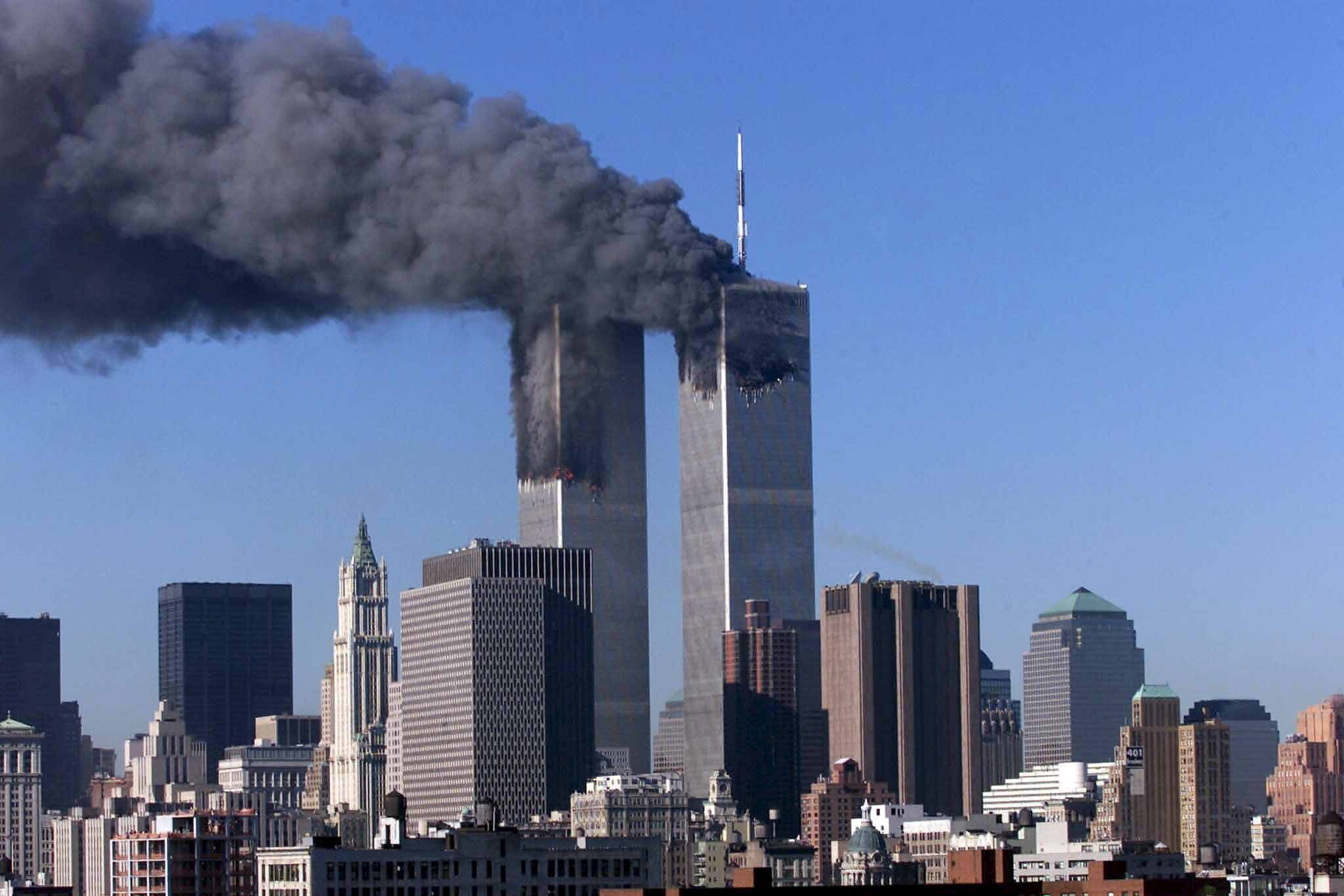 Imagen de archivo que muestra las Torres Gemelas en llamas despu&#233;s del atentado del 11 de saptiembre de 2001 en Nueva York, EE.UU. EFE/JASON SZENES./Archivo
