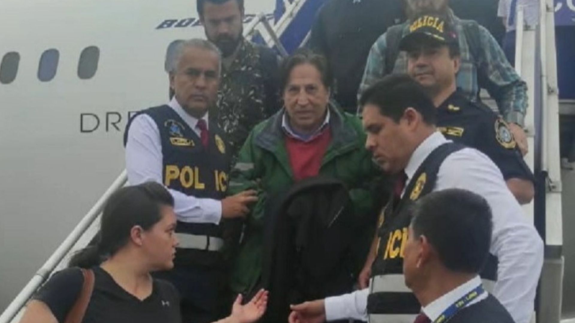 Personal de la Policía Nacional fue el encargado de recibir a Alejandro Toledo tras aterrizar en el Perú