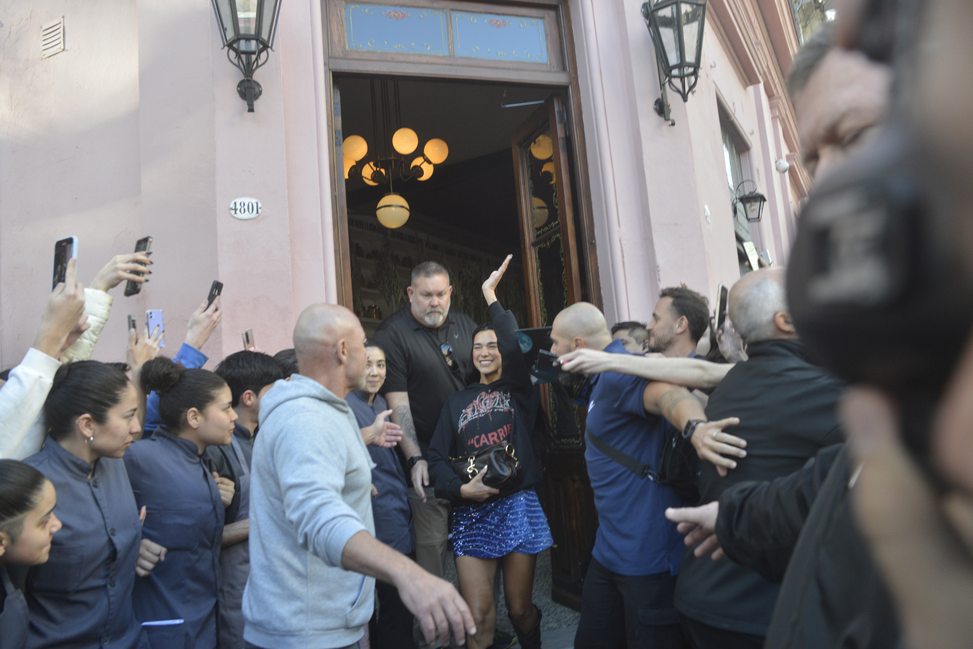 Dua Lipa saluda a sus fans a la salida de un restaurante