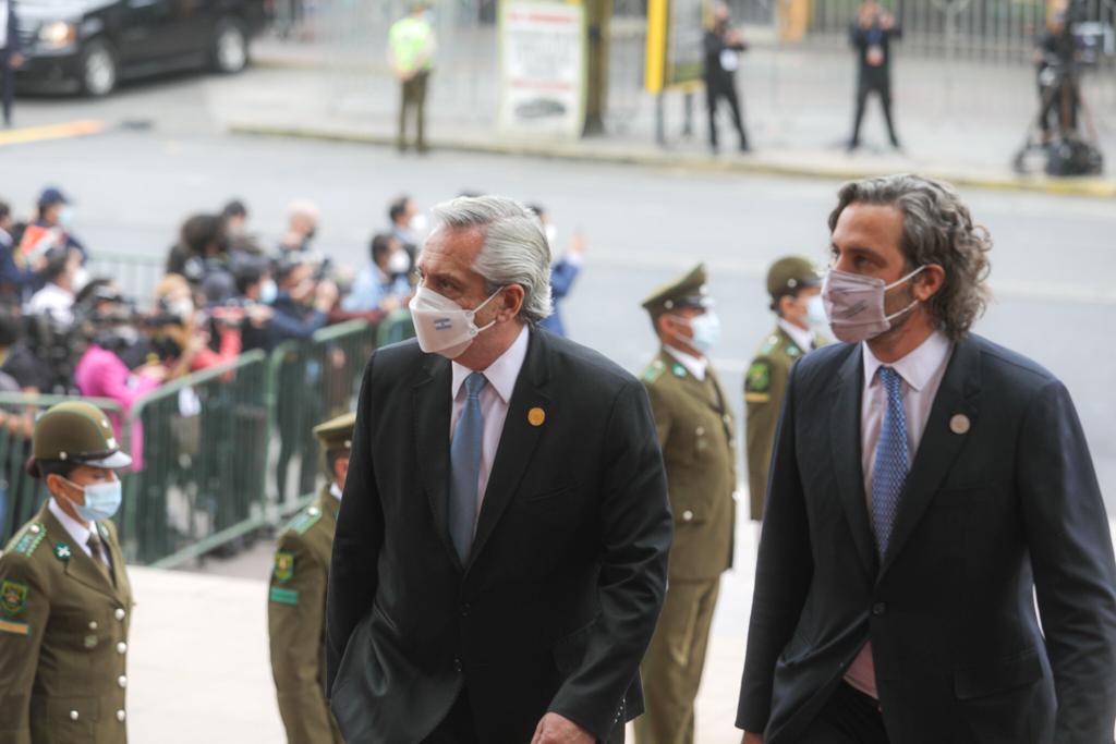 Alberto Fernández y Santiago Cafiero durante su último viaje oficial a Chile