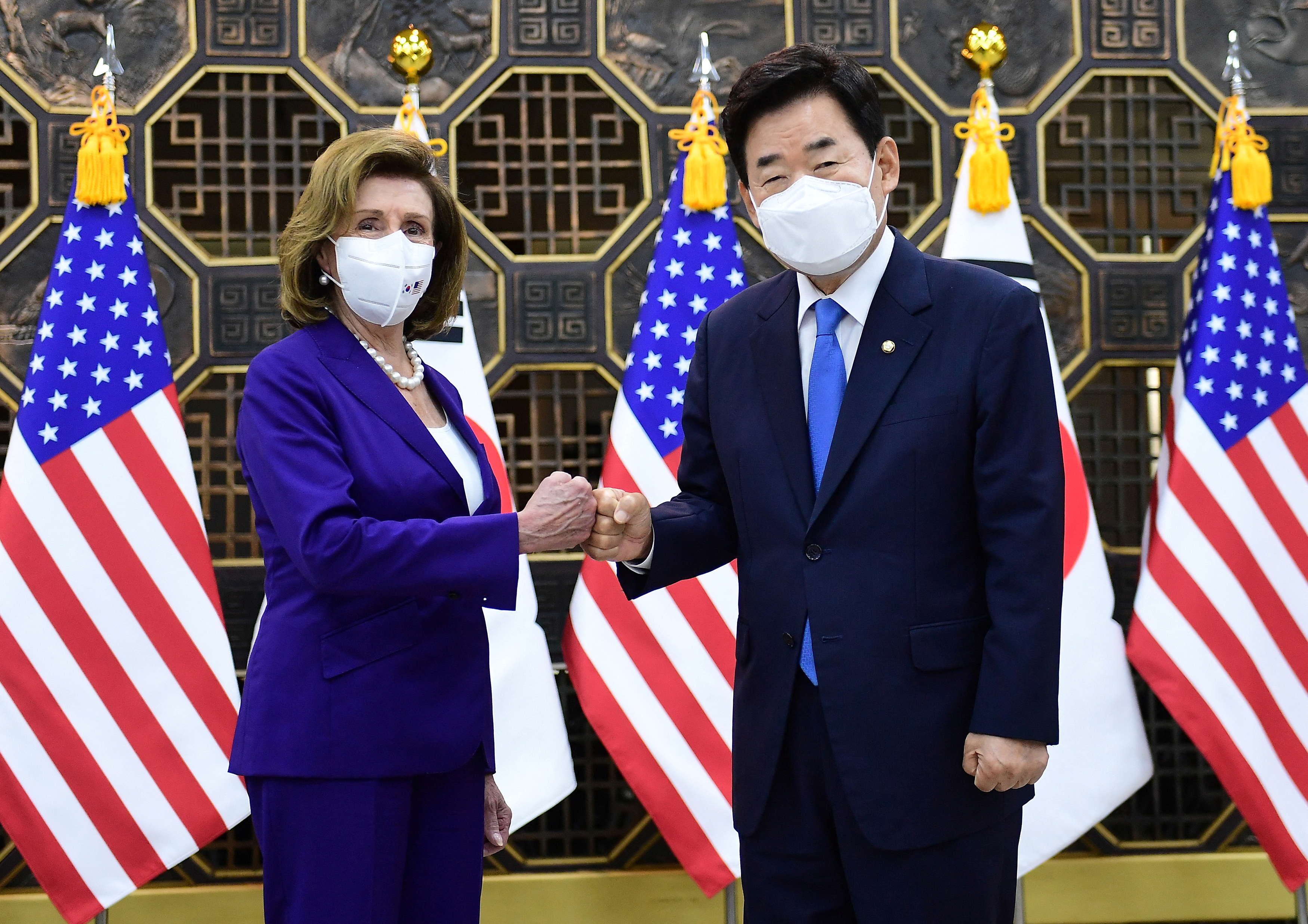 Pelosi se reunió con su homólogo surcoreano, Kim Jin-pyo