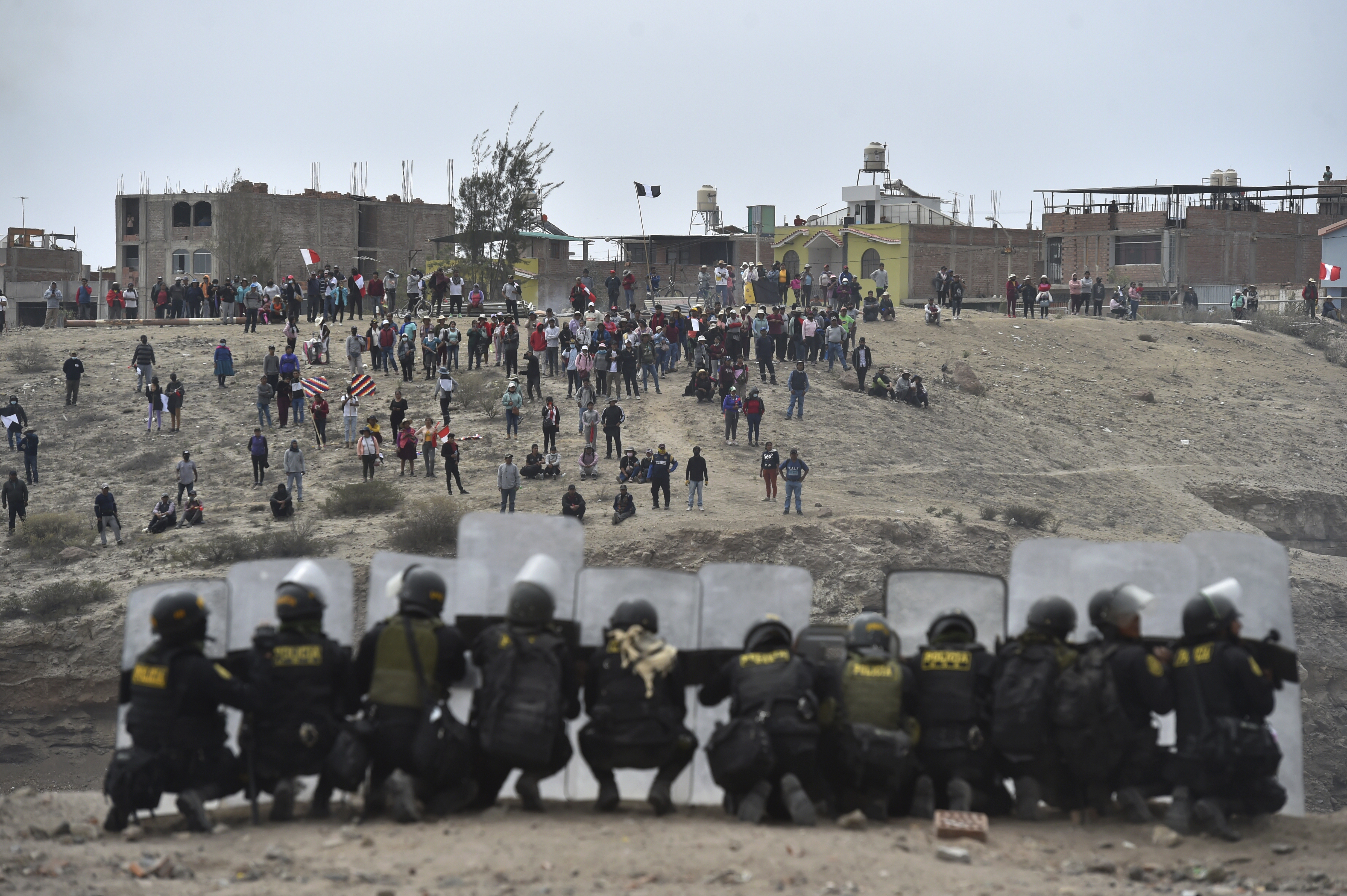 Manifestantes antigubernamentales se enfrentan a las fuerzas de seguridad afuera del aeropuerto Alfredo Rodríguez Ballón en Arequipa, Perú, el jueves 19 de enero de 2023. (AP Foto/José Sotomayor)