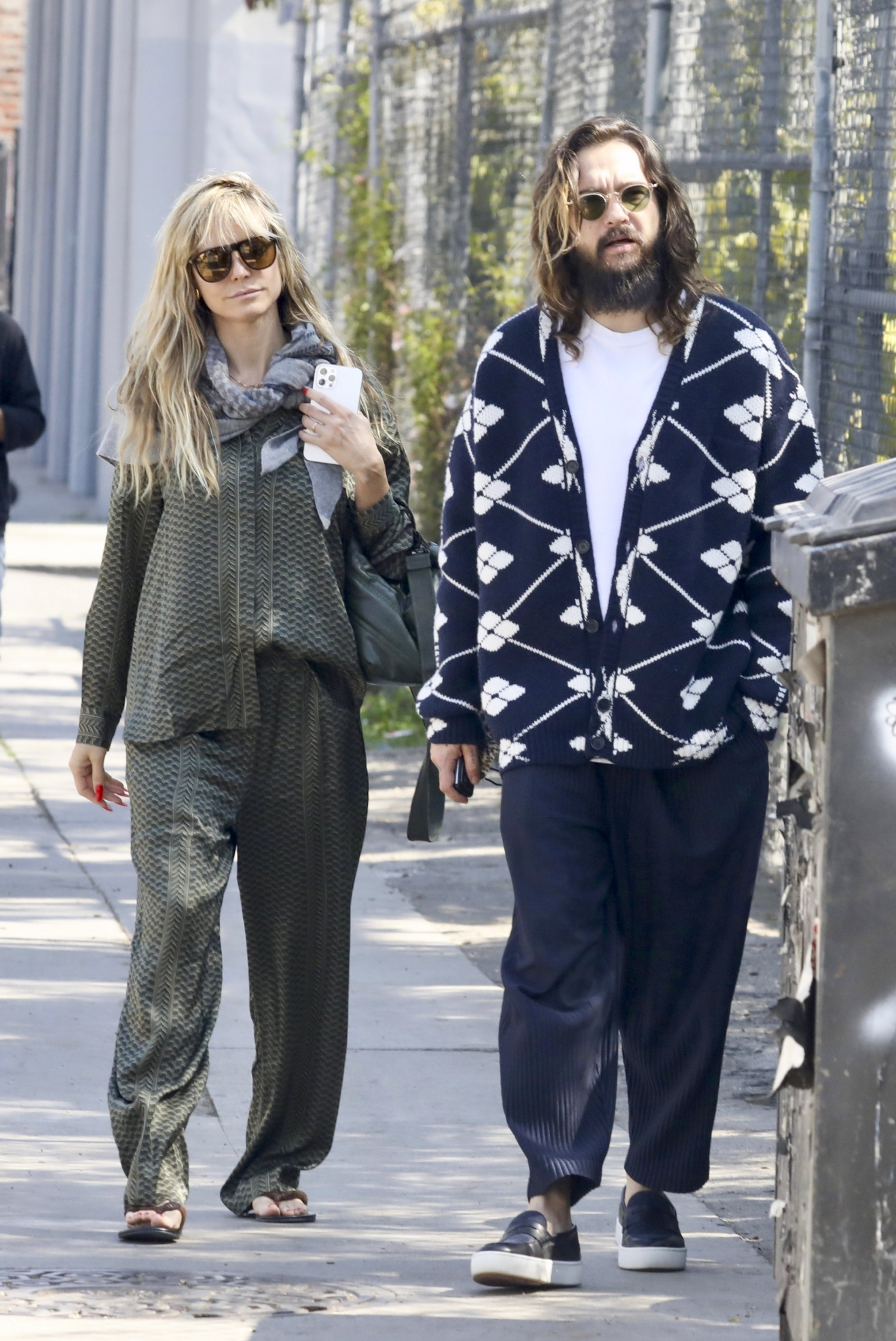 Romántico paseo. Heidi Klum y su esposo, Tom Kaulitz, caminaron por las calles de West Hollywood. Recorrieron un conocido paseo de compras y visitaron las tiendas más exclusivas. Ella lució un conjunto verde que combinó con una bufanda gris, mientras que él vistió un pantalón azul con una remera blanca y un sweater 