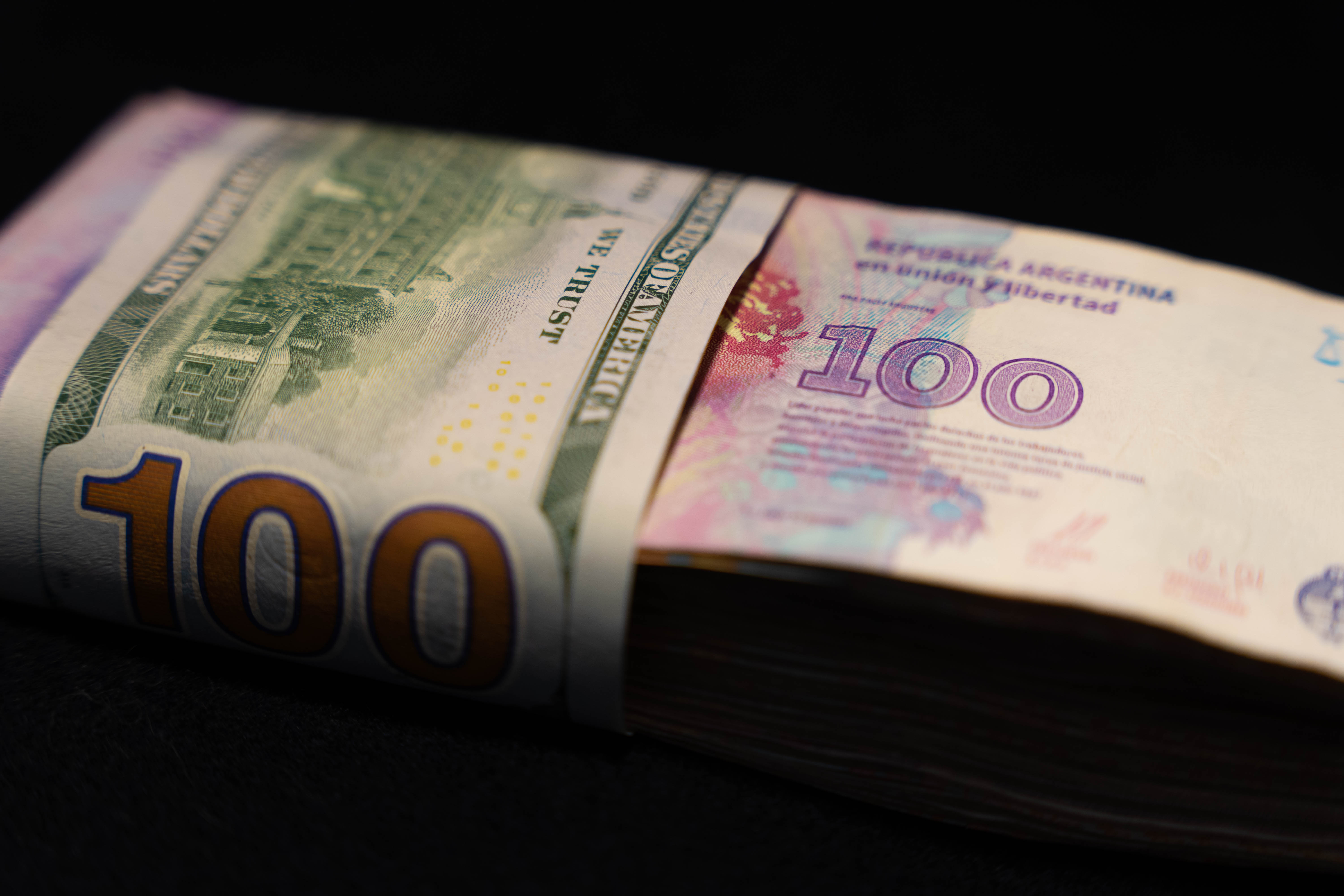 Dollars and pesos (Photo: Franco Fafasuli)