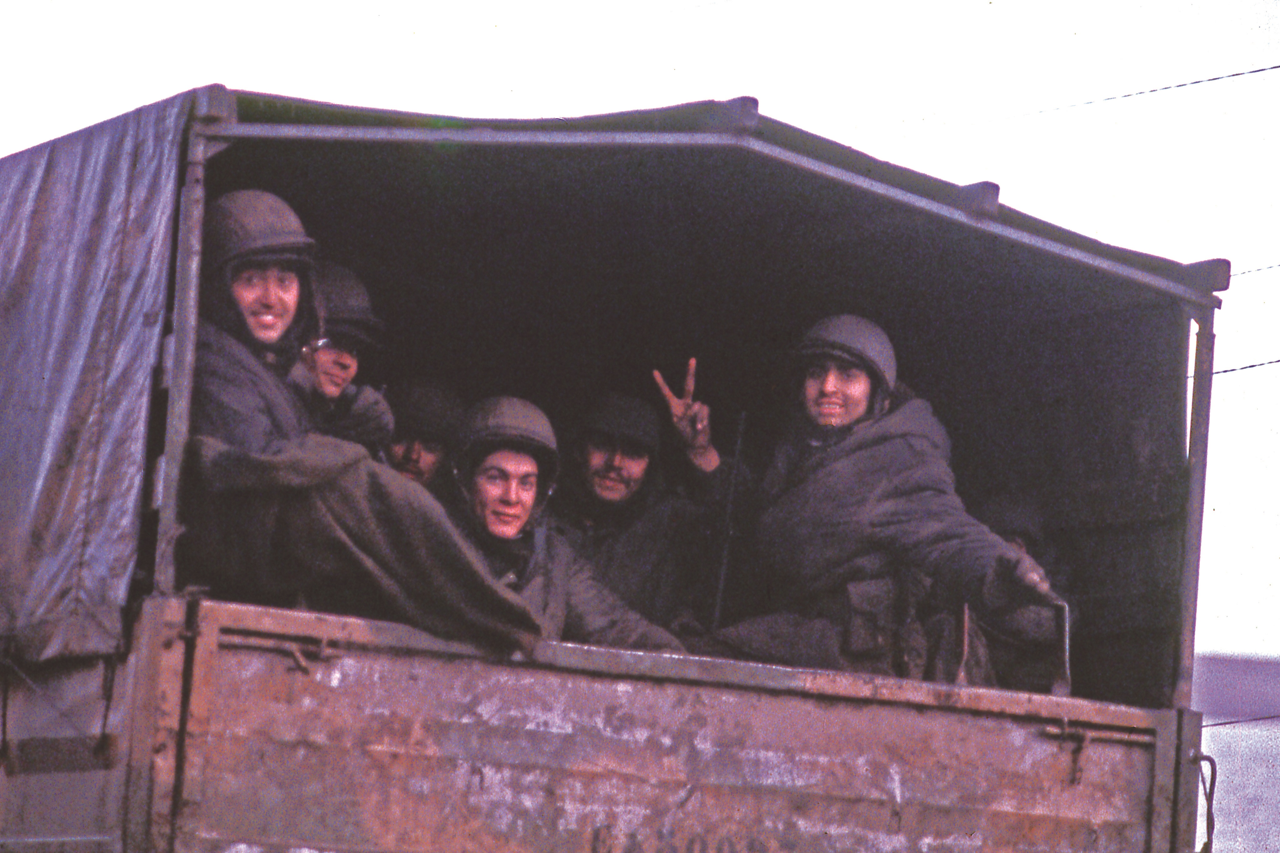 Un camión trasladando a tropas de la Compañía A del RI Mec 3 a Wireless Ridge, en los últimos días de la guerra. De izquierda a derecha aparecen: Gabriel Espir, Ernesto Paz, Alcides Arteaga (semitapado); después Omar De Felippe, el sargento Cisneros y Claudio Rodríguez. Años más tarde, De Felippe cobraría notoriedad pública como un reconocido director técnico de fútbol
